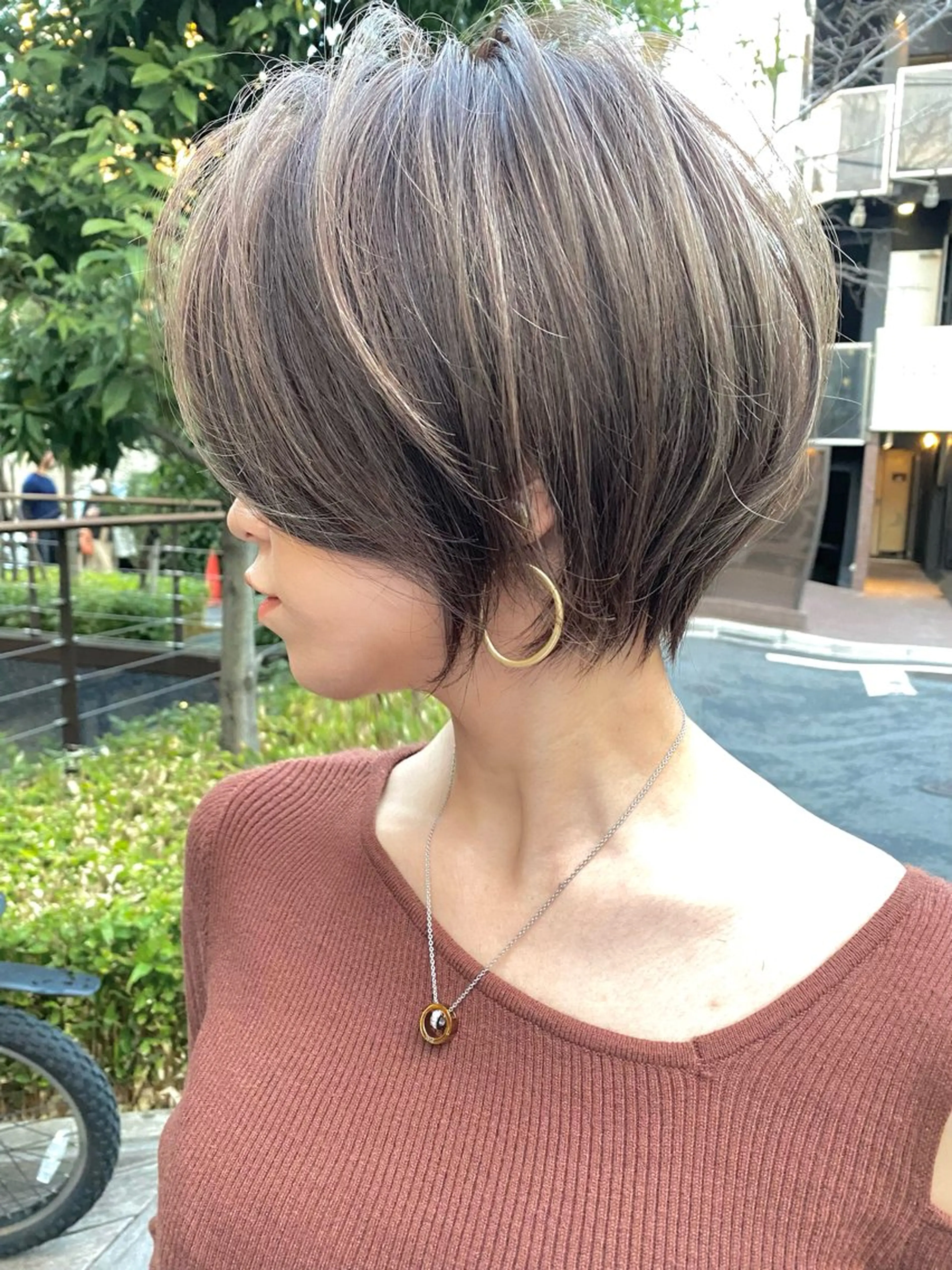ショート カラー 切りっぱなしボブ レイヤー/縮毛矯正のヘアスタイル