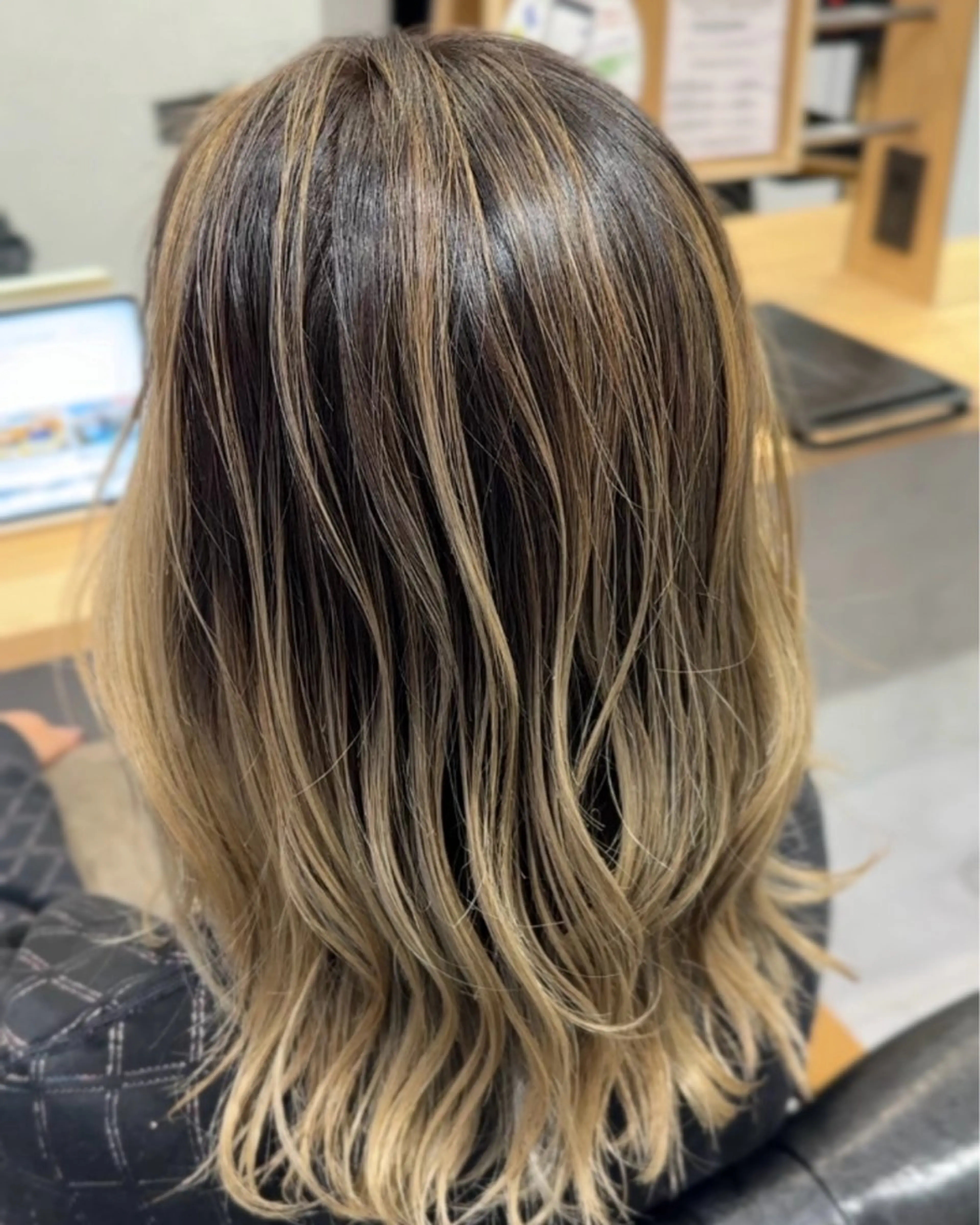 セミロング レイヤーカット アダチ コウスケのヘアスタイル