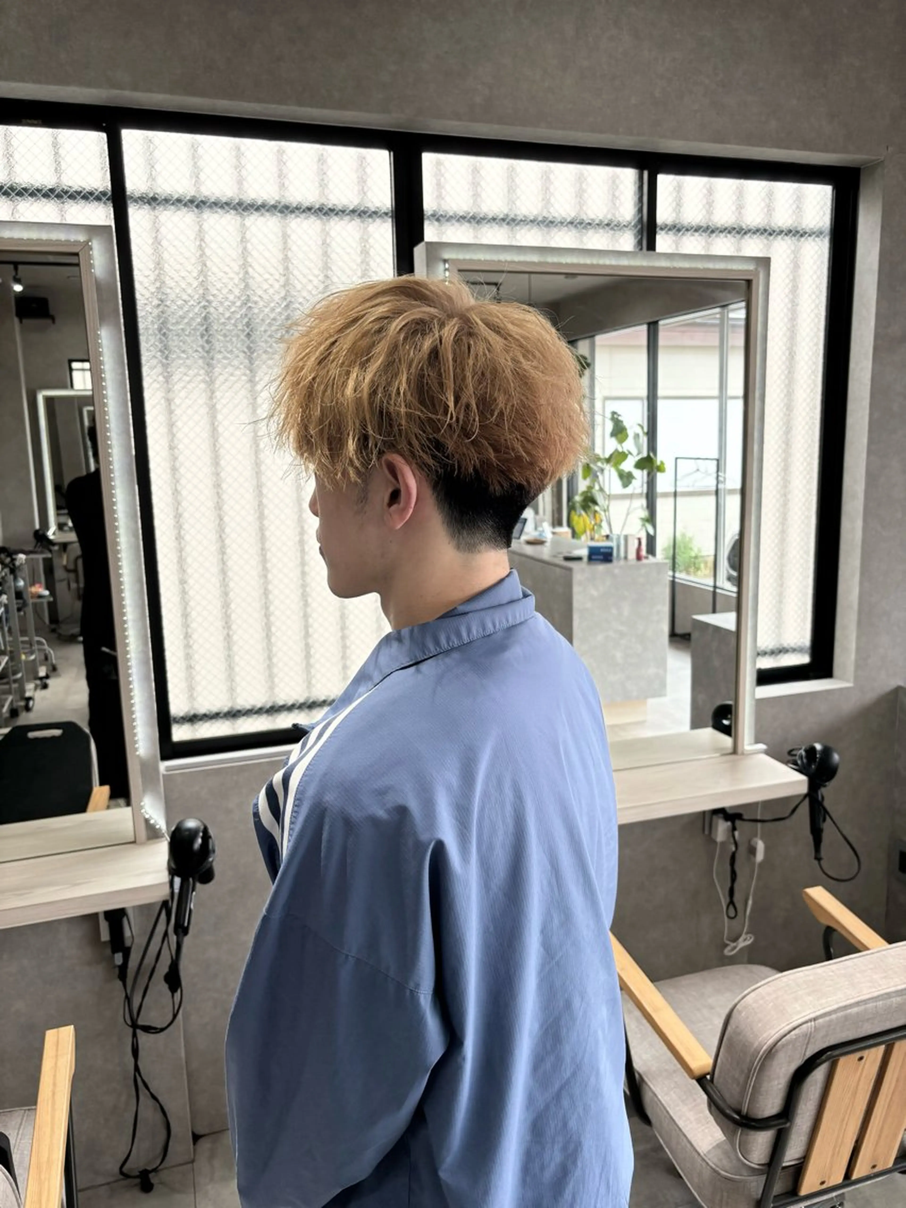 ショート メンズ メンズバレイヤージュ メンズブリーチ センターパート メンズハイライト メンズハイトーン カット 長谷川 湧のヘアスタイル