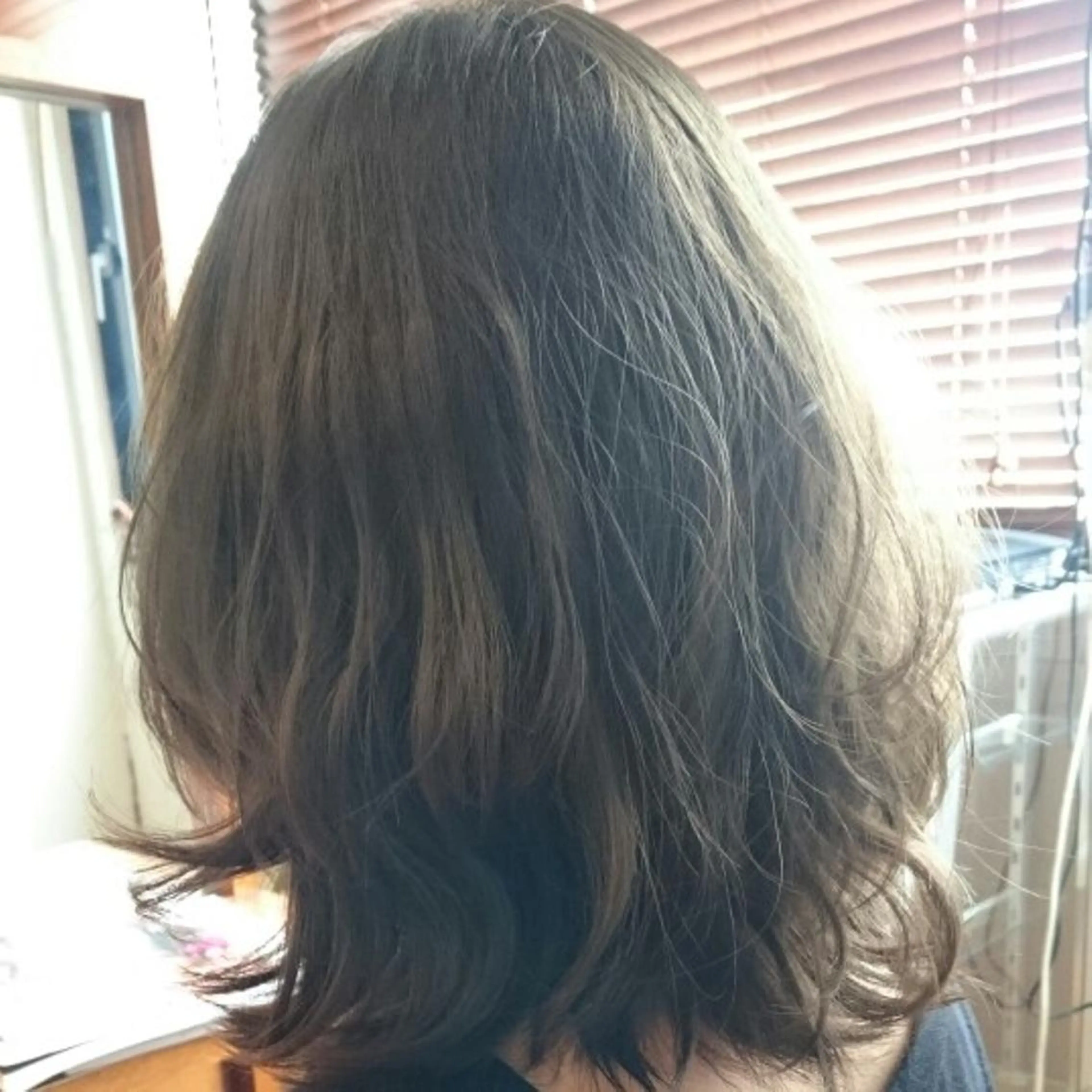 ミディアム カラー ブルーカラー ブルージュ イルミナカラー 外ハネヘア DIEGO 下北沢 Yamaの眉毛・アイブロウイメージ