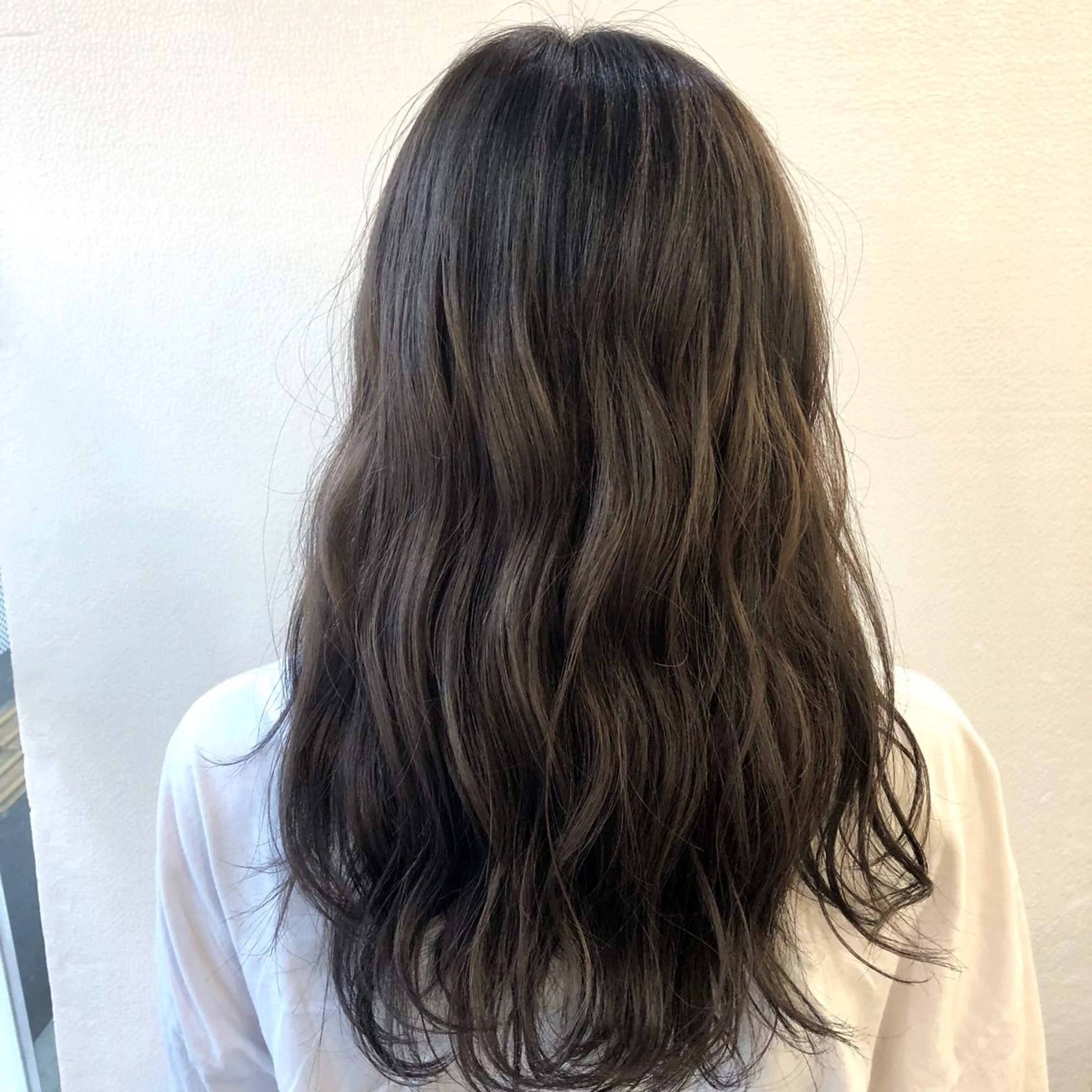ロング カラー ブリーチ シルバー 菅沢 奈生のヘアスタイル