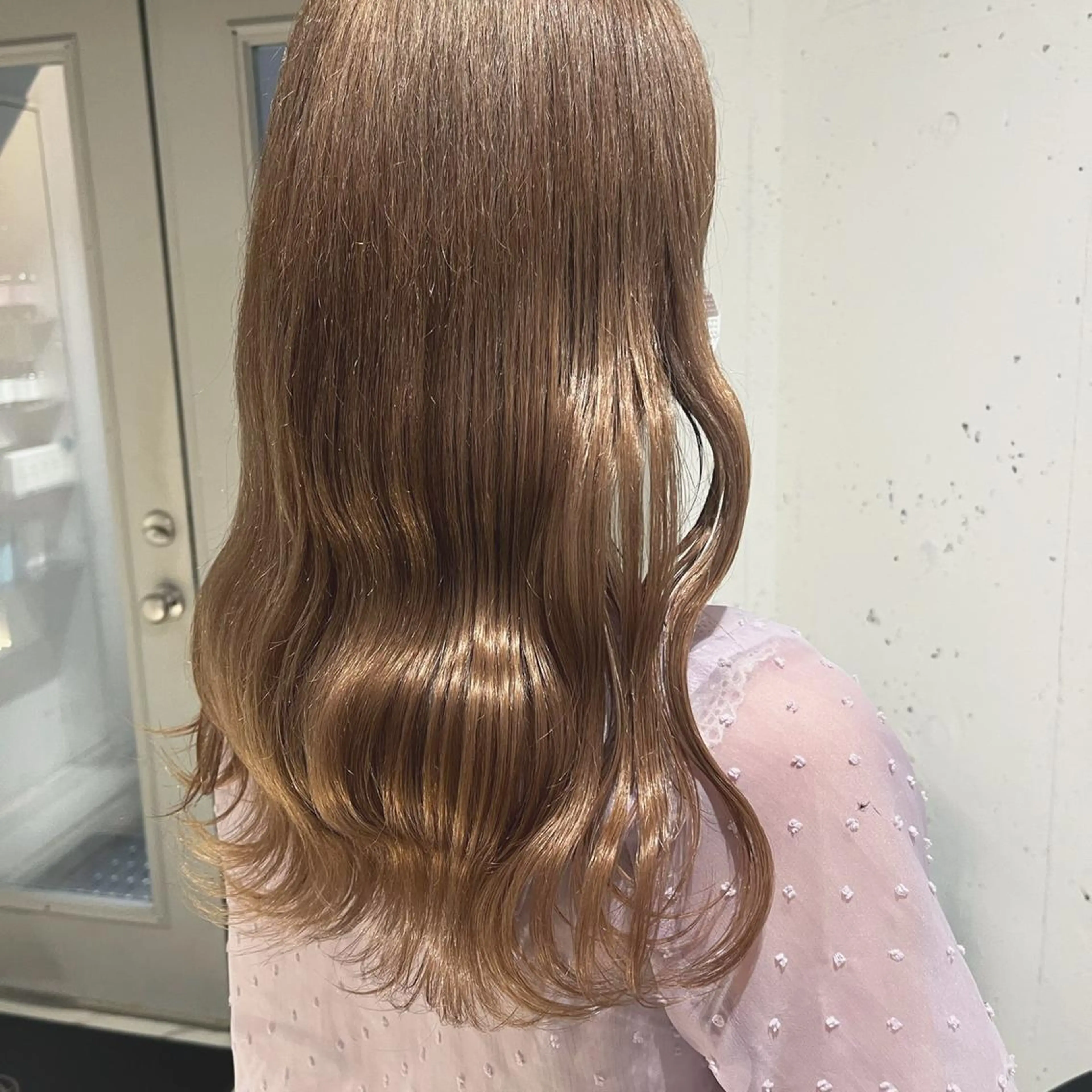 ロング カラー ベージュカラー ブリーチ ケアブリーチ ハイトーンカラー ハイトーンベージュ ヘアカラー トリートメント ヘッドスパ ヘアセット カジュアルを女っぽく 𝗮𝘆𝗮𝗰𝗼のヘアスタイル