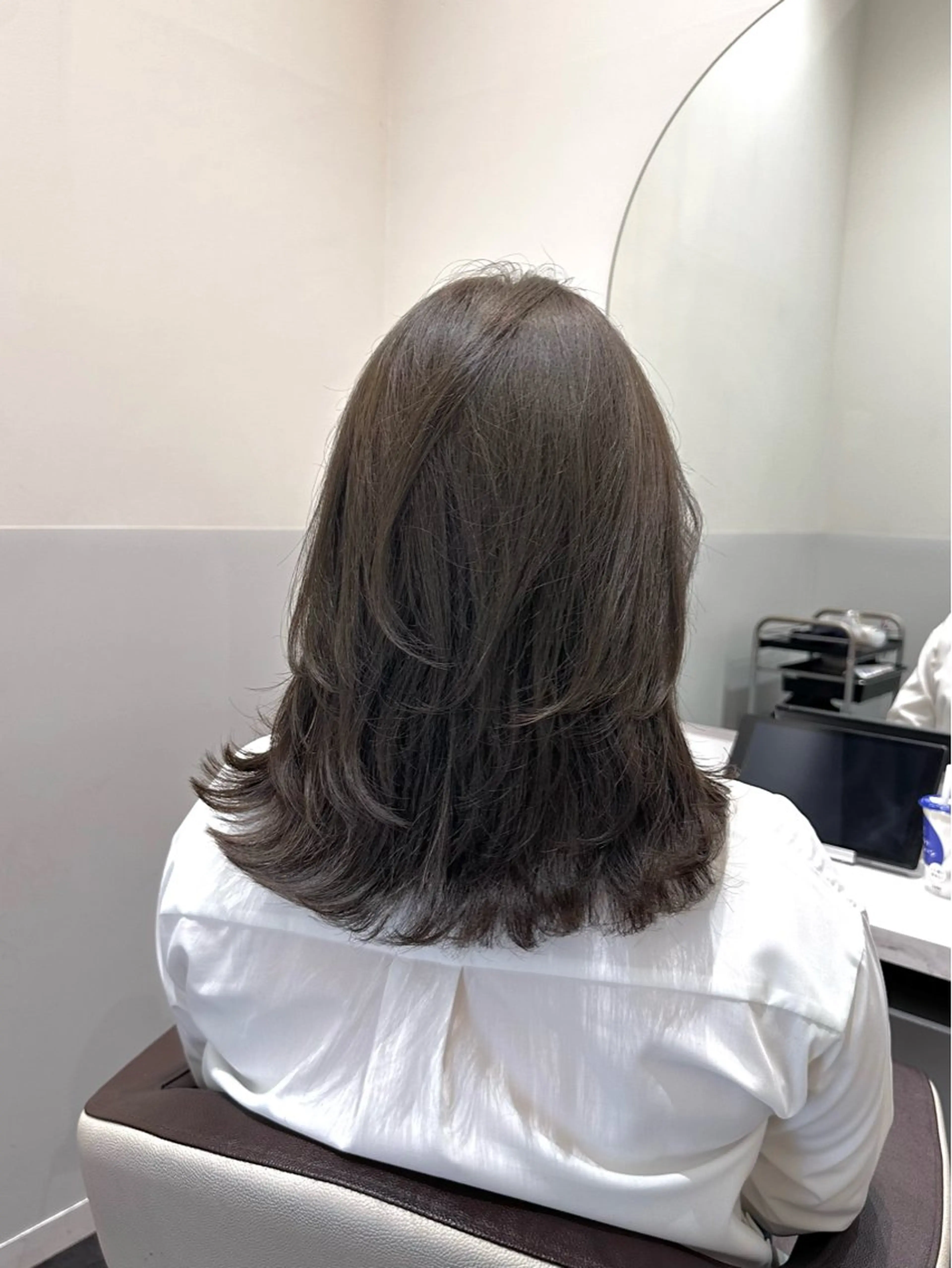 ミディアム カラー ミディアムレイヤー ブリーチ グレージュ ブリーチなしカラー オリーブグレージュ 矢野 晃平のヘアスタイル