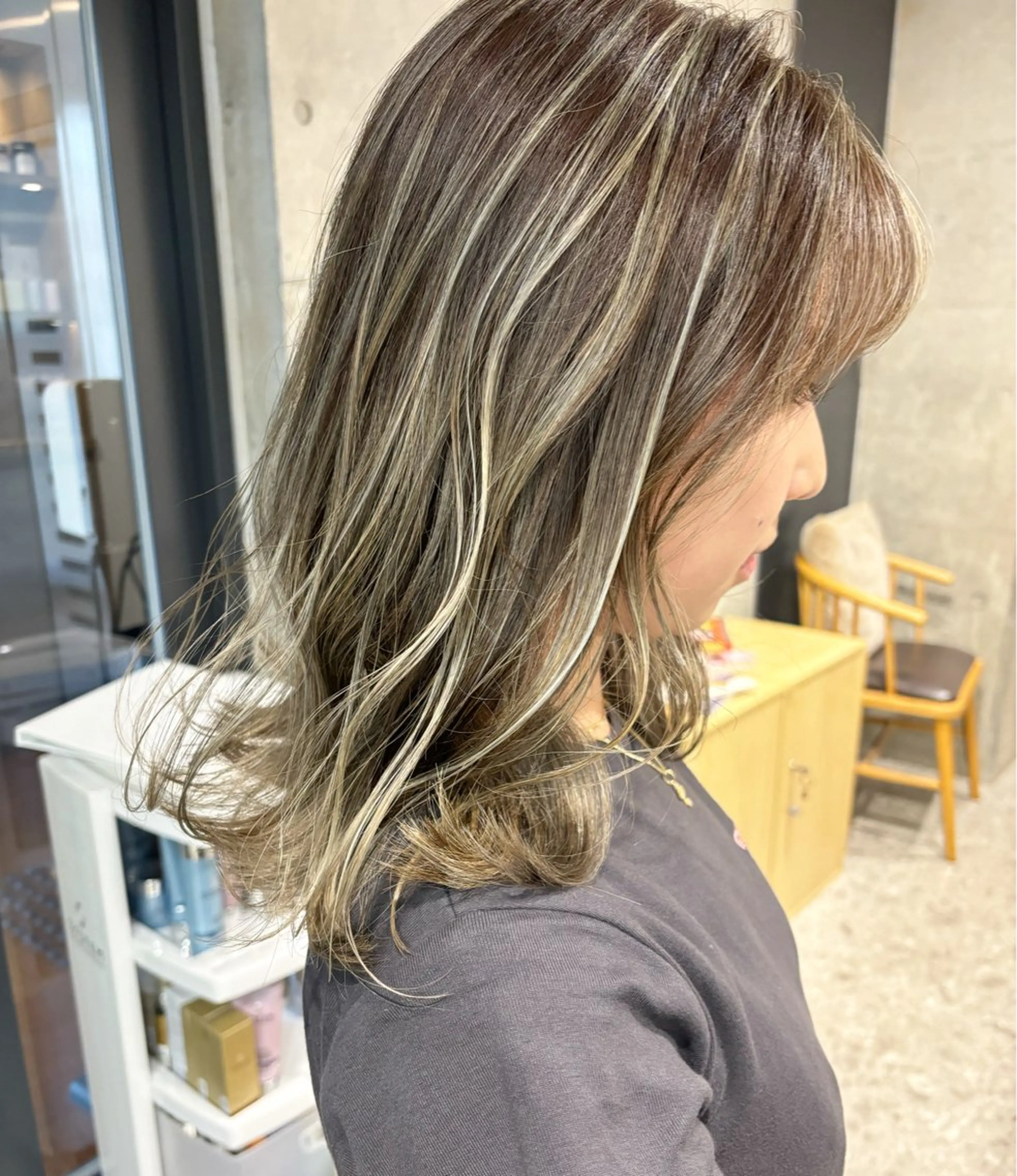 セミロング カラー ハイライトカラー ハイライト ヘアカラー トリートメント ブリーチカラーレイヤ ーカット🦋annaのヘアスタイル
