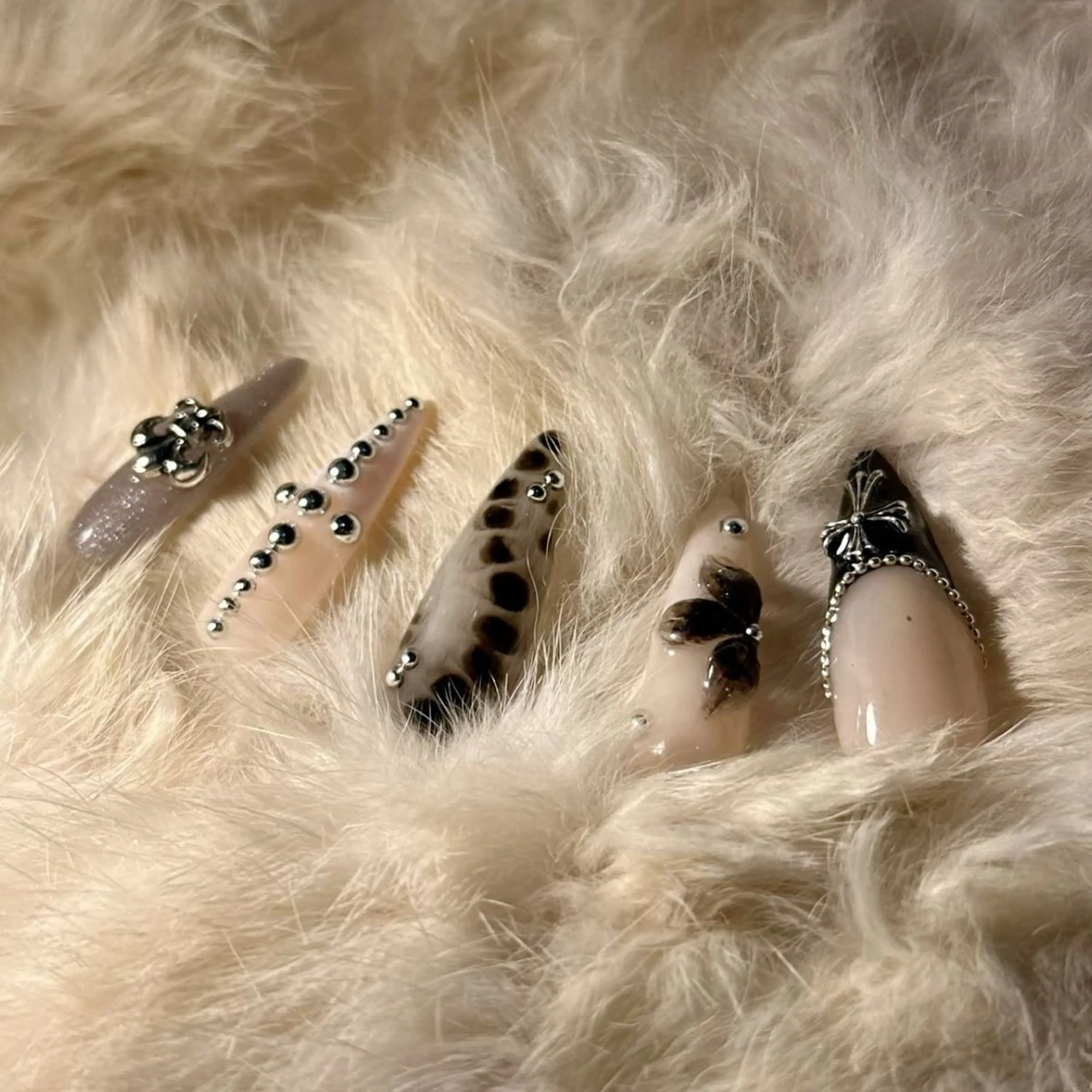 ネイル アニマル柄 オーロラネイル チークネイル フラッシュネイル ジェルネイル ハンドネイル Lyna 池袋のネイルデザイン