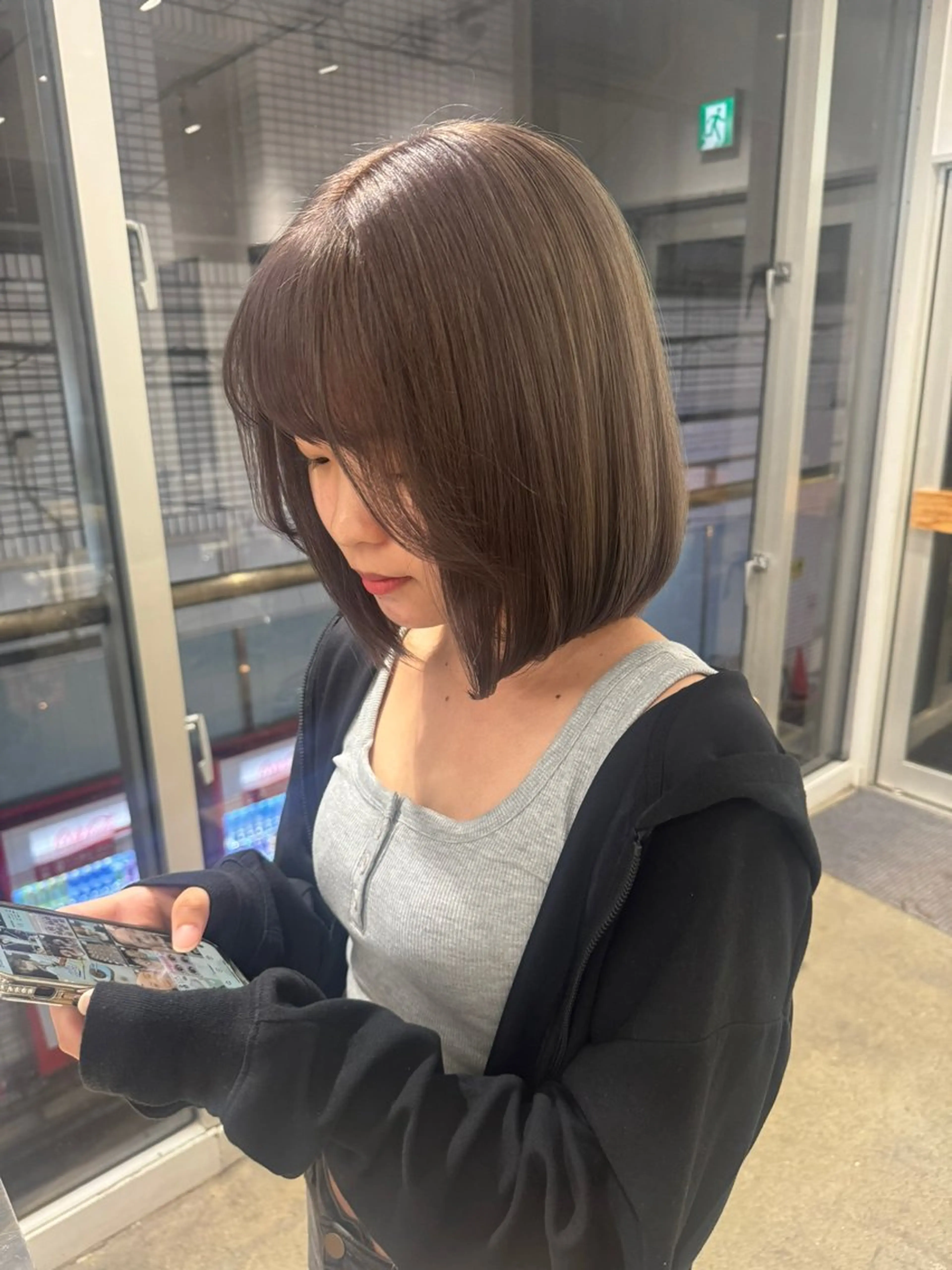 ショート カラー ブリーチ グレージュ 新宿 似合わせカラー HINAのヘアスタイル