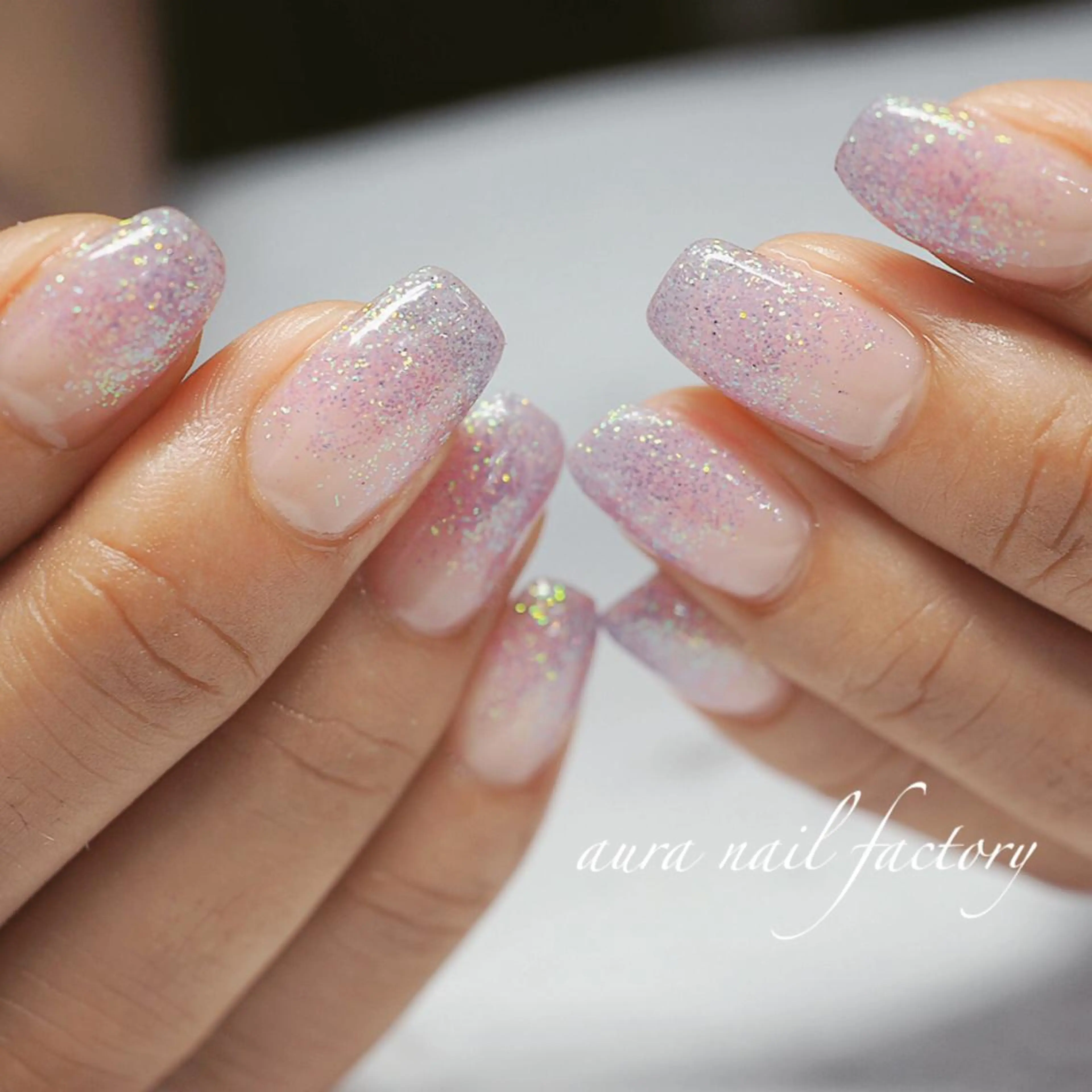 ショート カラー ネイル グラデーションカラー パープルカラー グラデーション ラメ(グリッター) パープル 赤羽 aura 深爪を断らない✨のネイルデザイン