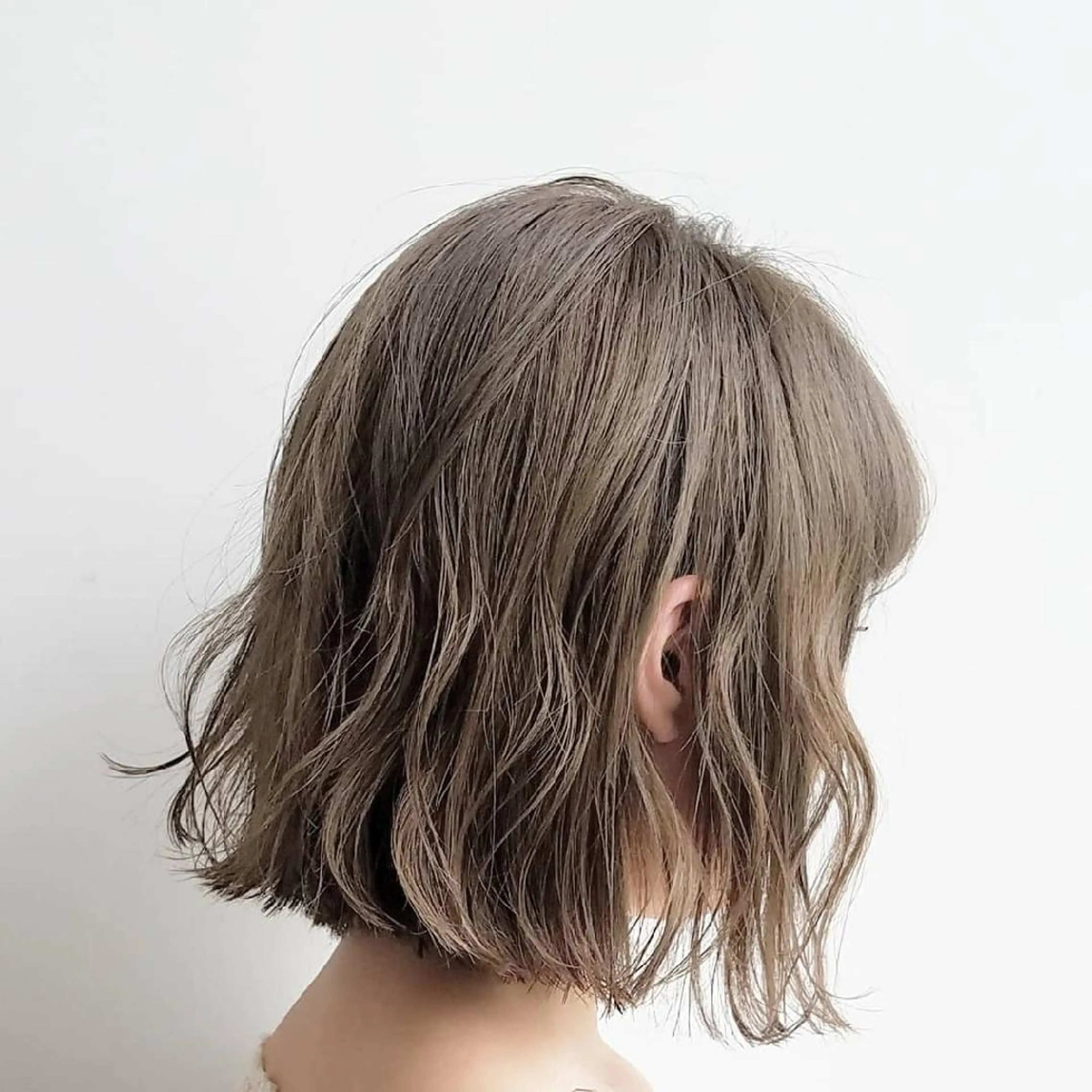 ショート カラー パーマ ヘアアレンジ ベージュカラー ミルクティーベージュ iplus まつげ、眉毛、耳つぼのマツエク・マツパデザイン