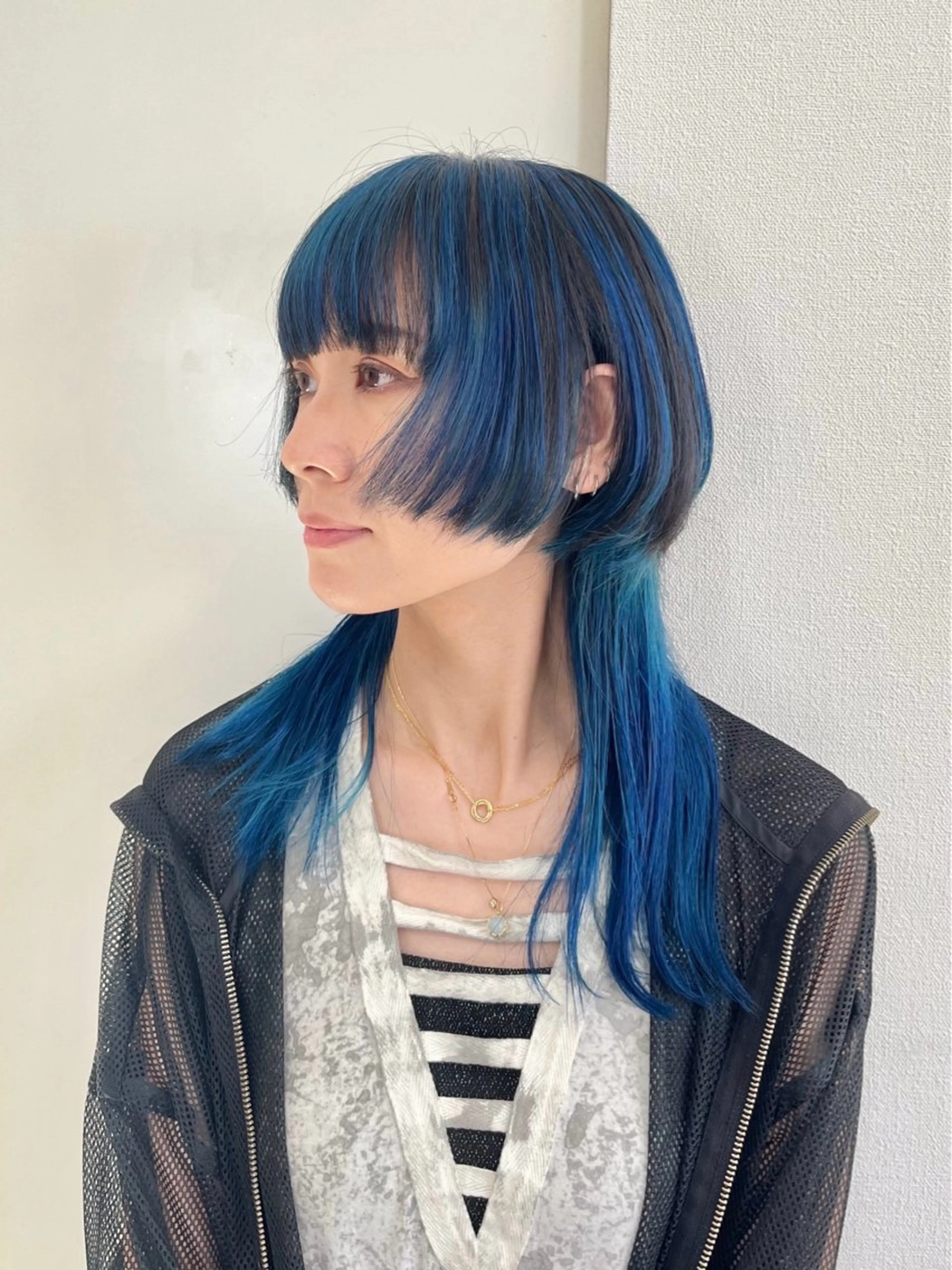 セミロング カラー デザインカラー インナーカラー レイヤーカット ウルフカット ウルフレイヤー ヘアカラー 派手髪デザインカラー ヒロカのヘアスタイル