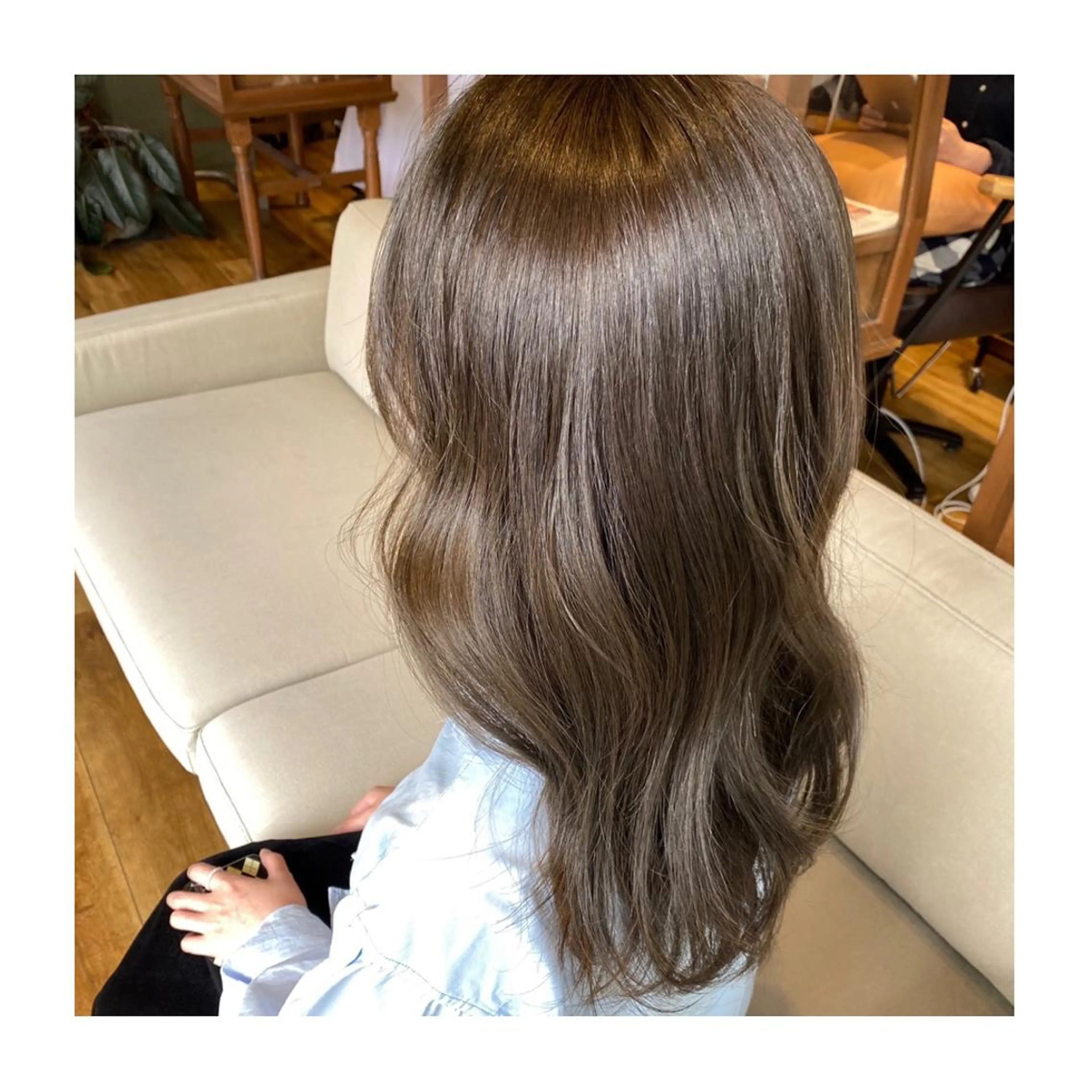 セミロング カラー アッシュ オリーブアッシュ 小國 綾かのヘアスタイル