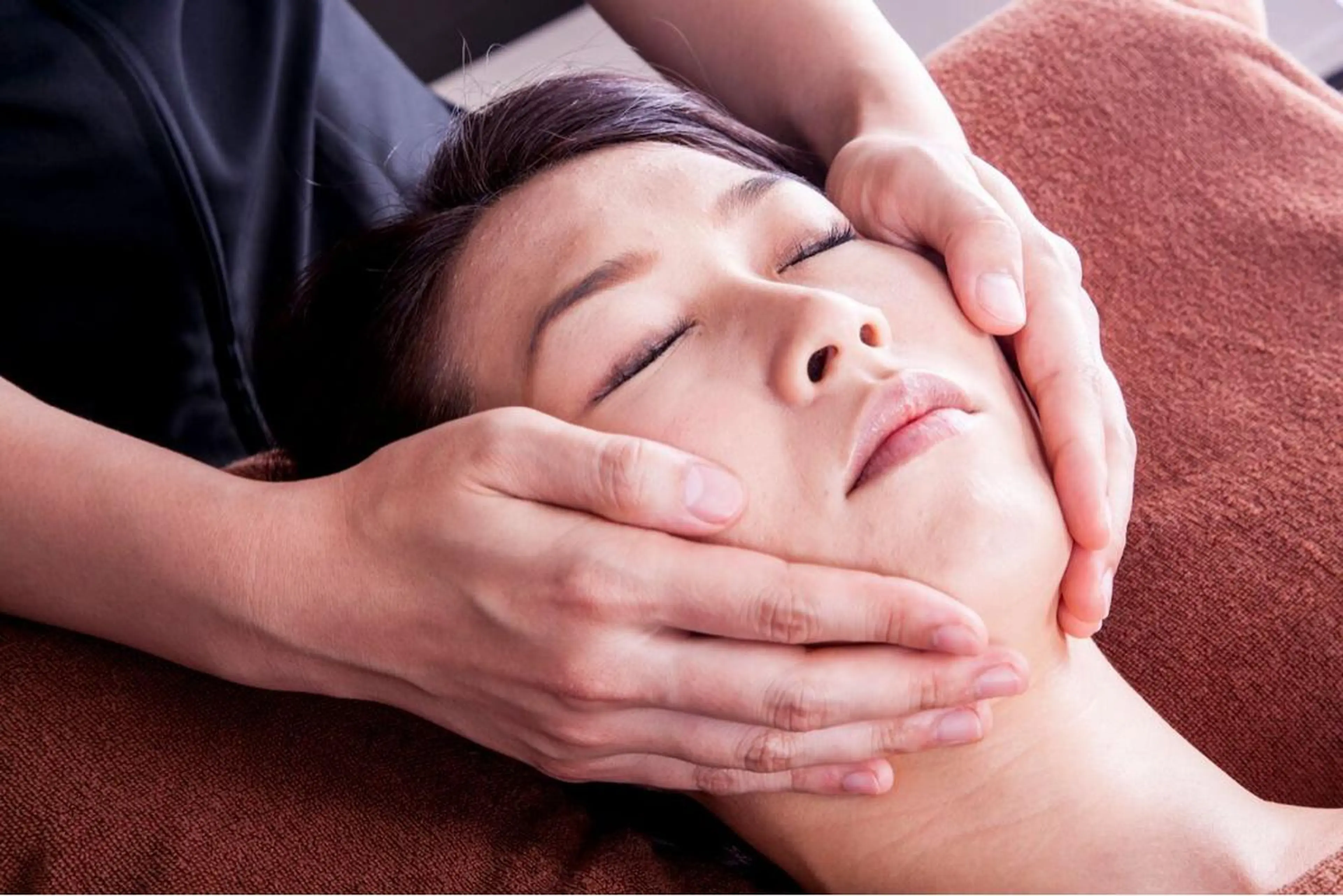 リピート率が高い小顔矯正😊ヘッドマッサージやデコルテマッサージもするので満足度の高いフェイシャルエステとなっておりますの写真