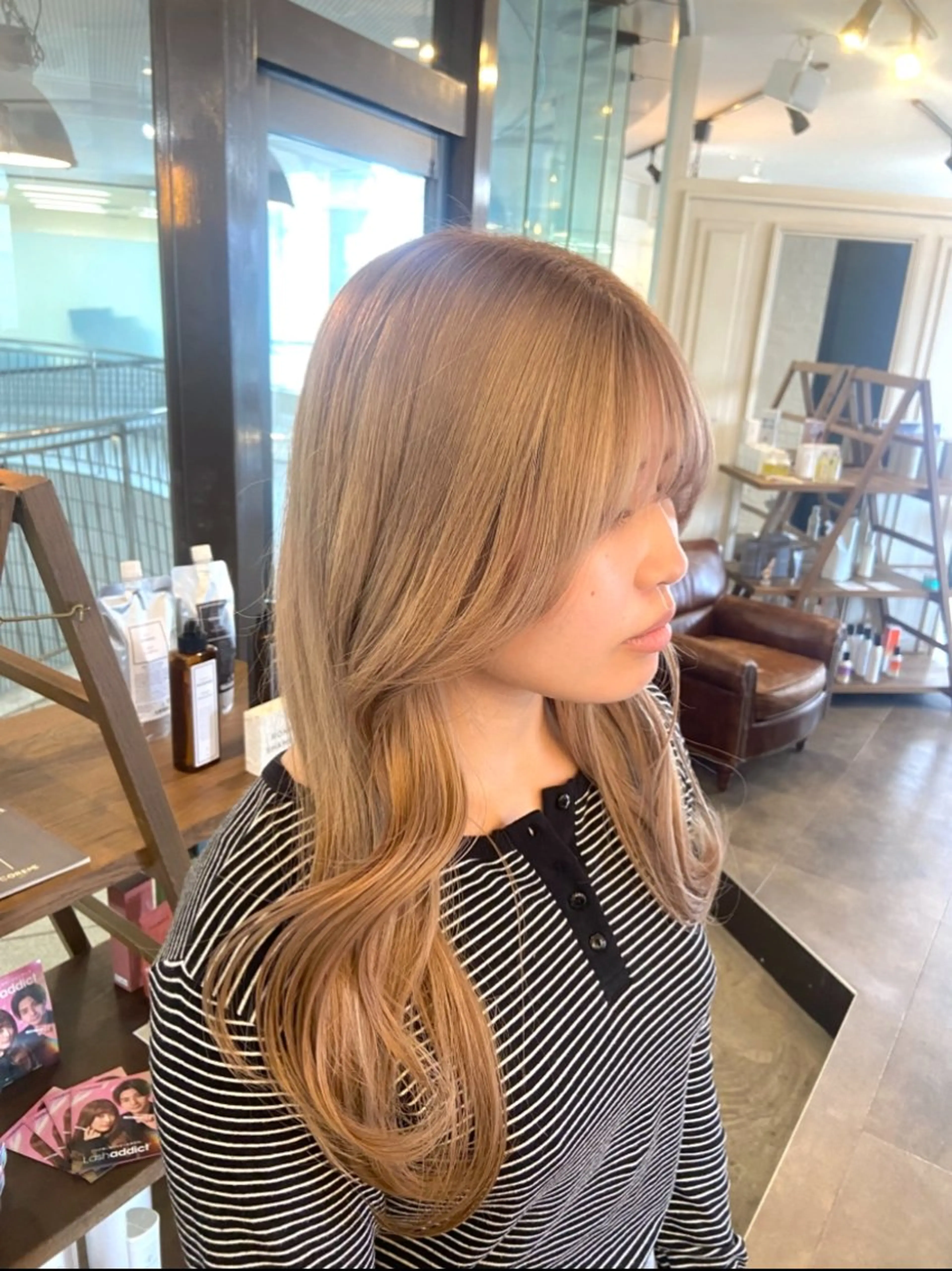 ロング カラー ベージュカラー ブリーチ ミルクティーベージュ ヘアカラー トリートメント 艶髪矯正|ダイオウ シュナのヘアスタイル