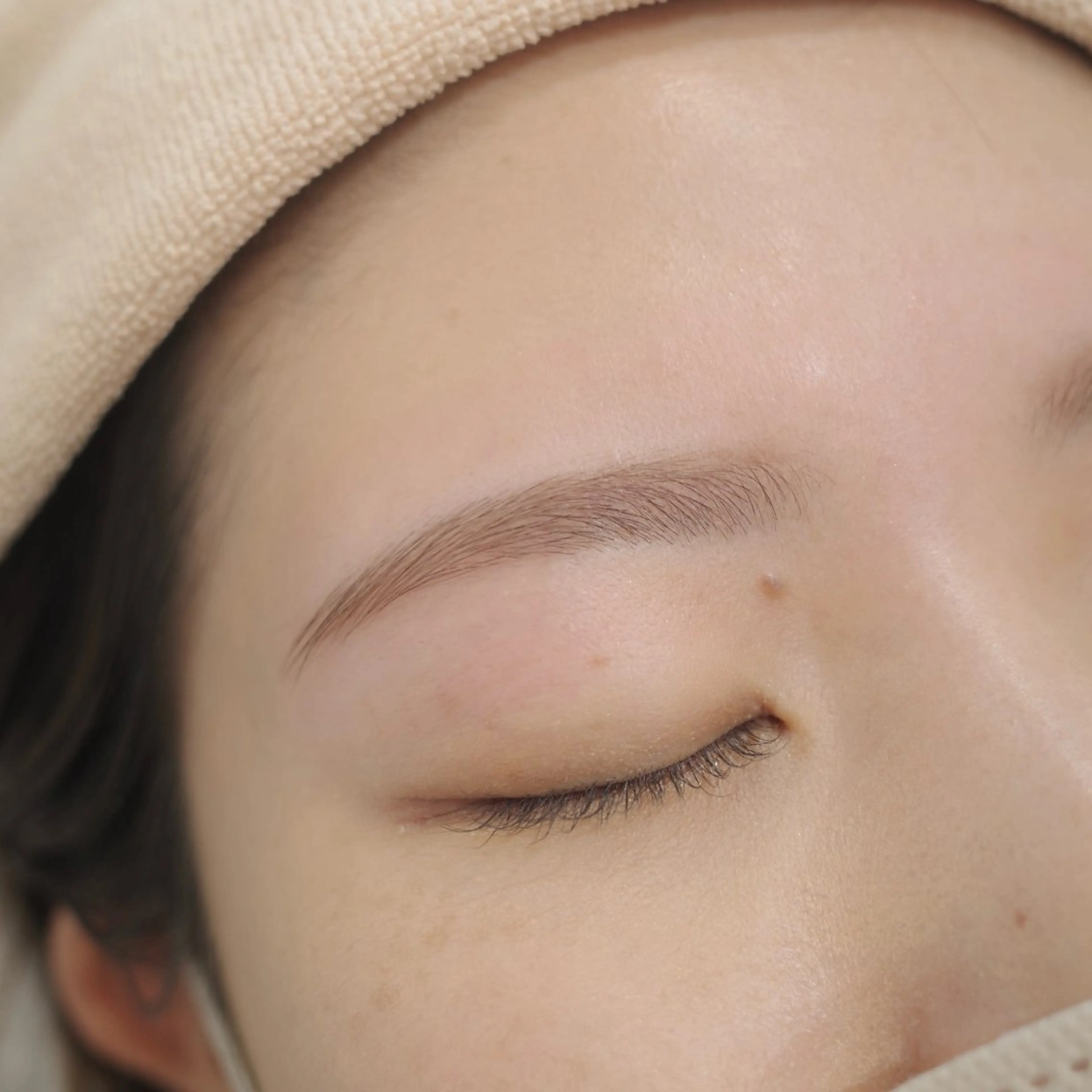 アイブロウ 眉カラー En'e cachetteの眉毛・アイブロウイメージ