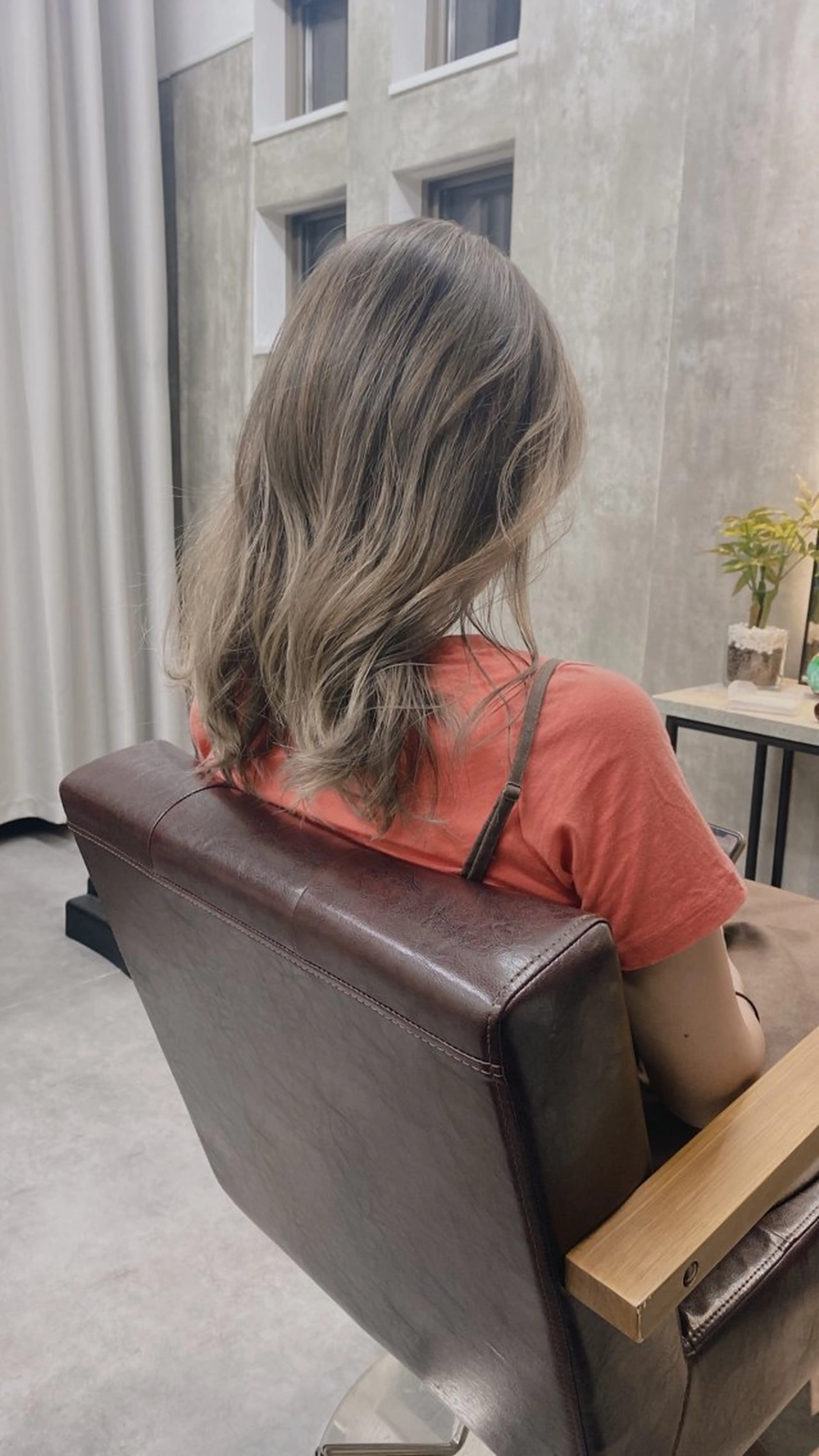 セミロング カラー アッシュ アッシュグレー アッシュグレージュ バレイヤージュ 透明感カラー 1席のみの 美容室IKKIのヘアスタイル