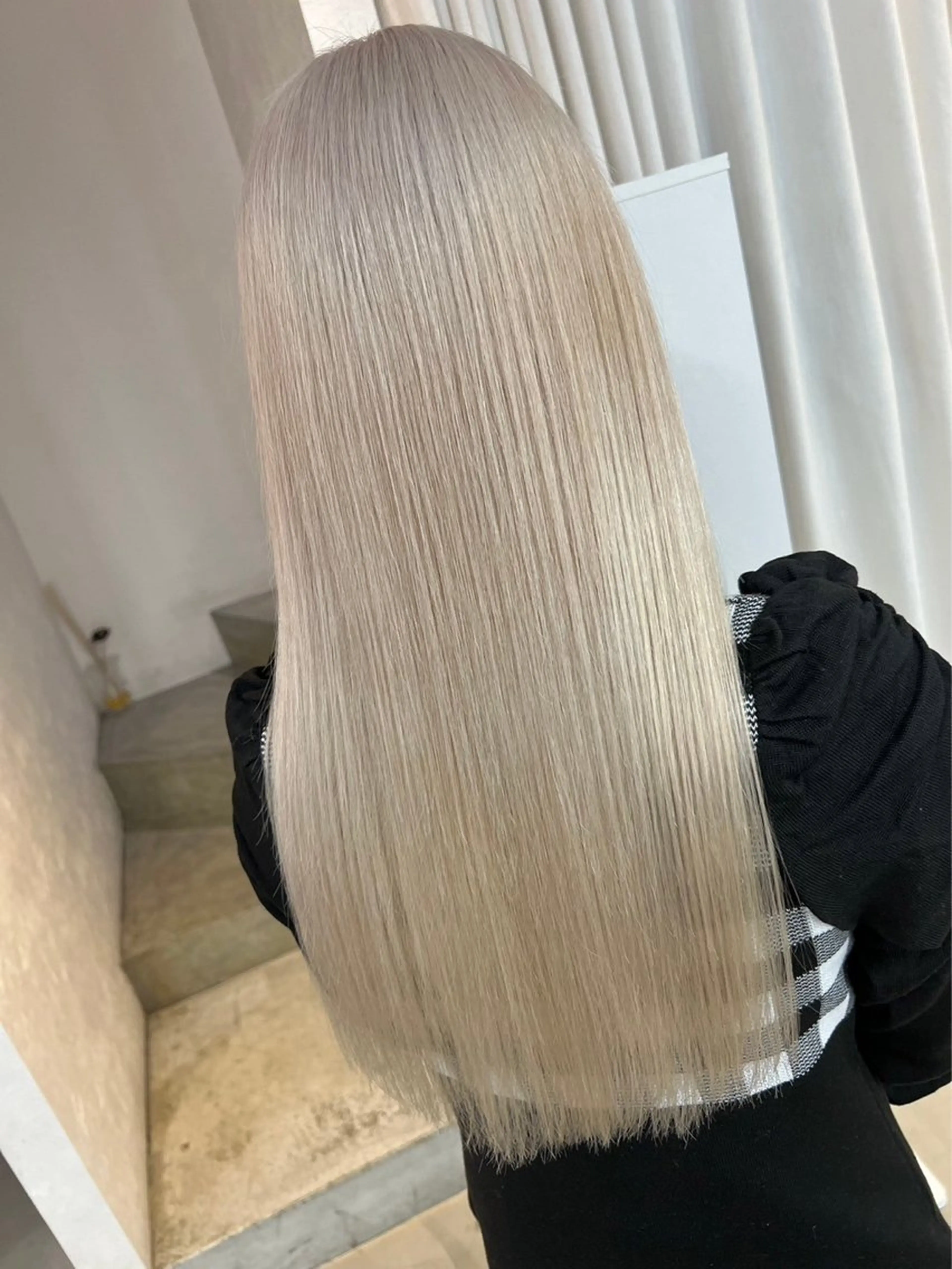 ロング カラー ベージュカラー ブリーチ ハイトーンカラー ミルクティーベージュ カット ヘアカラー BOX mico.のヘアスタイル