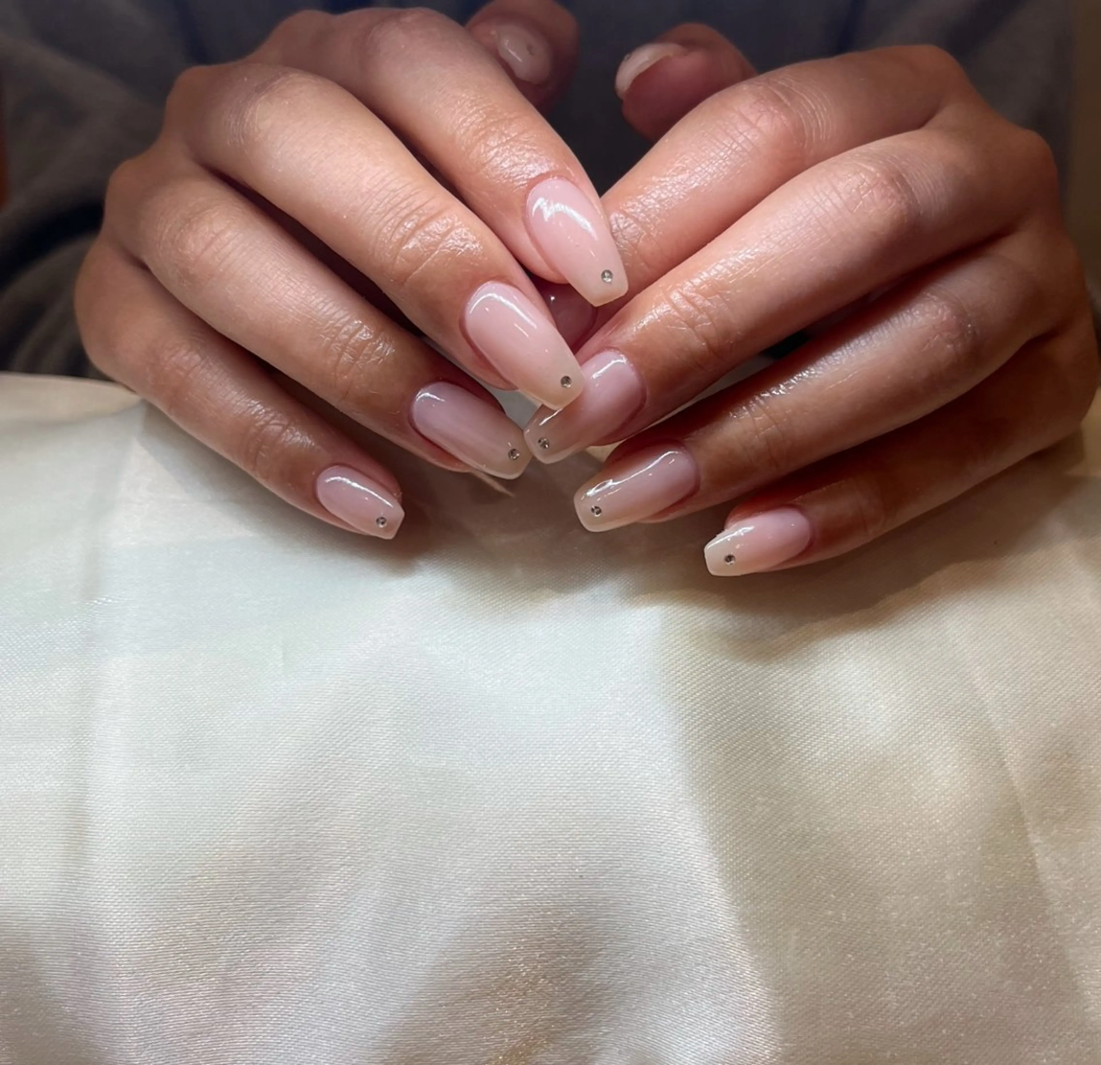 ネイル オフィスネイル ワンカラーネイル ストーンネイル 🎀Earth chihiro🤍のネイルデザイン