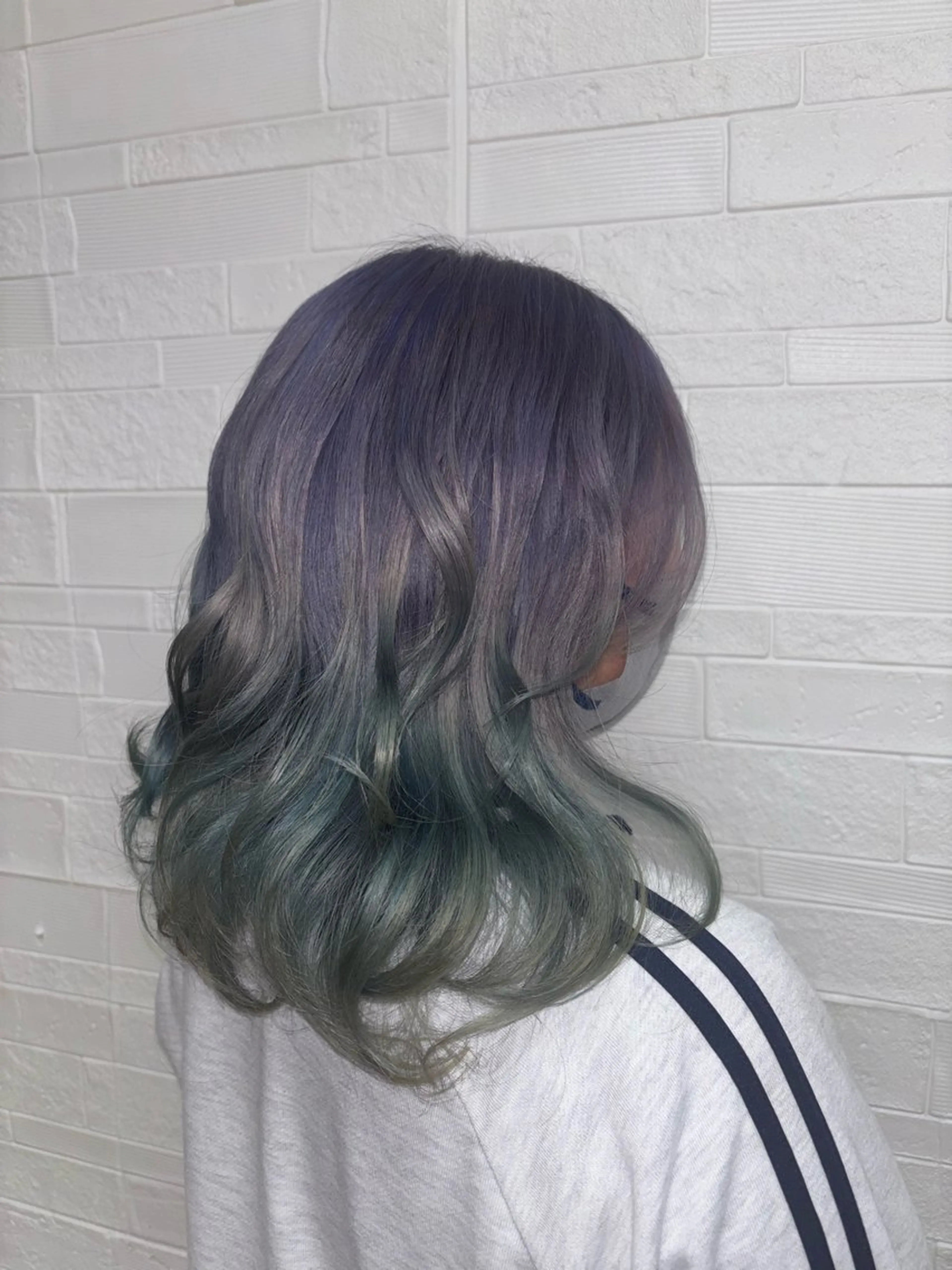 セミロング カラー ブルーカラー デザインカラー グラデーションカラー パープルカラー 坂田 美空のヘアスタイル