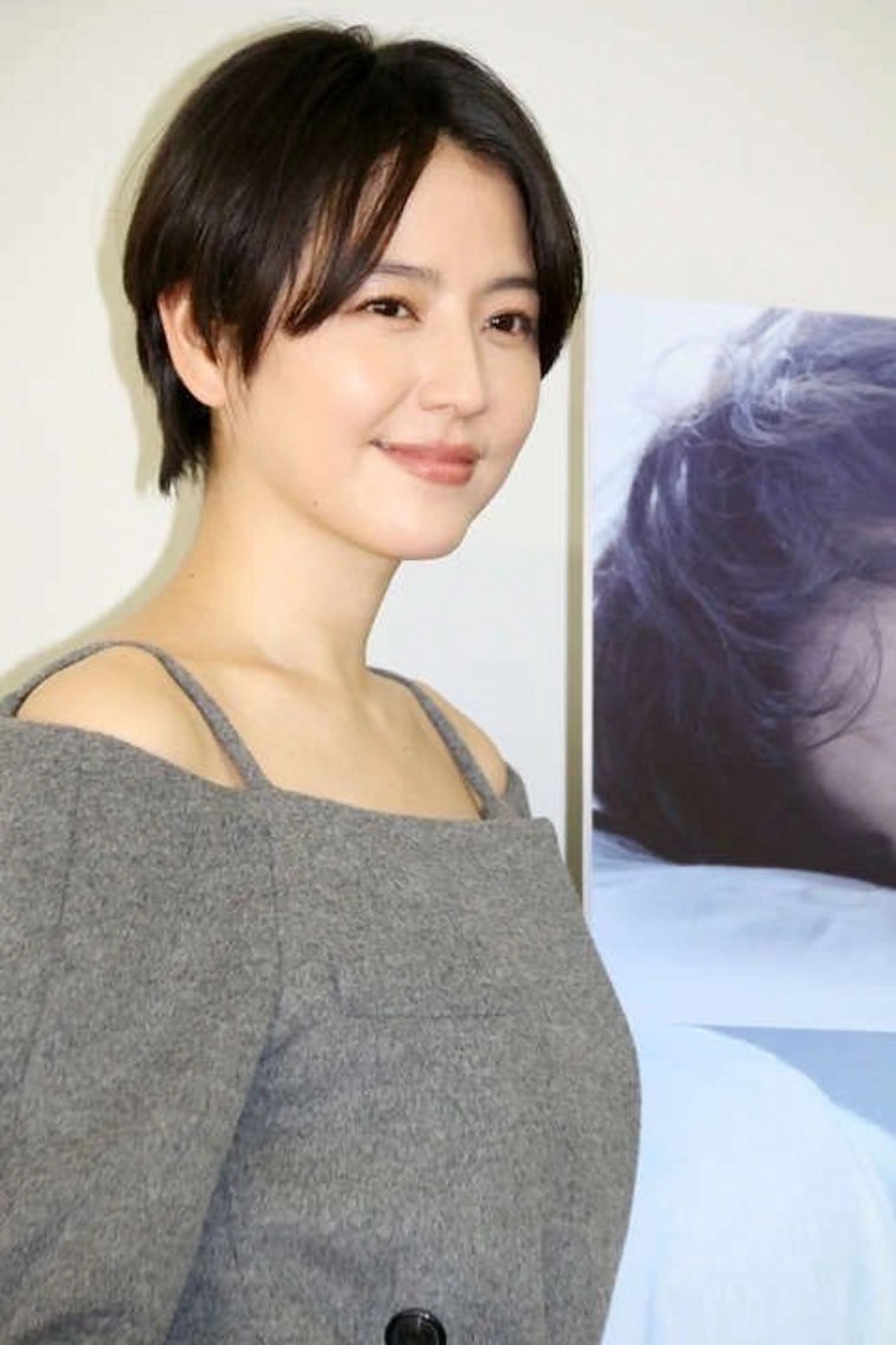 ショート 曲がる縮毛矯正 センターパートのヘアスタイル