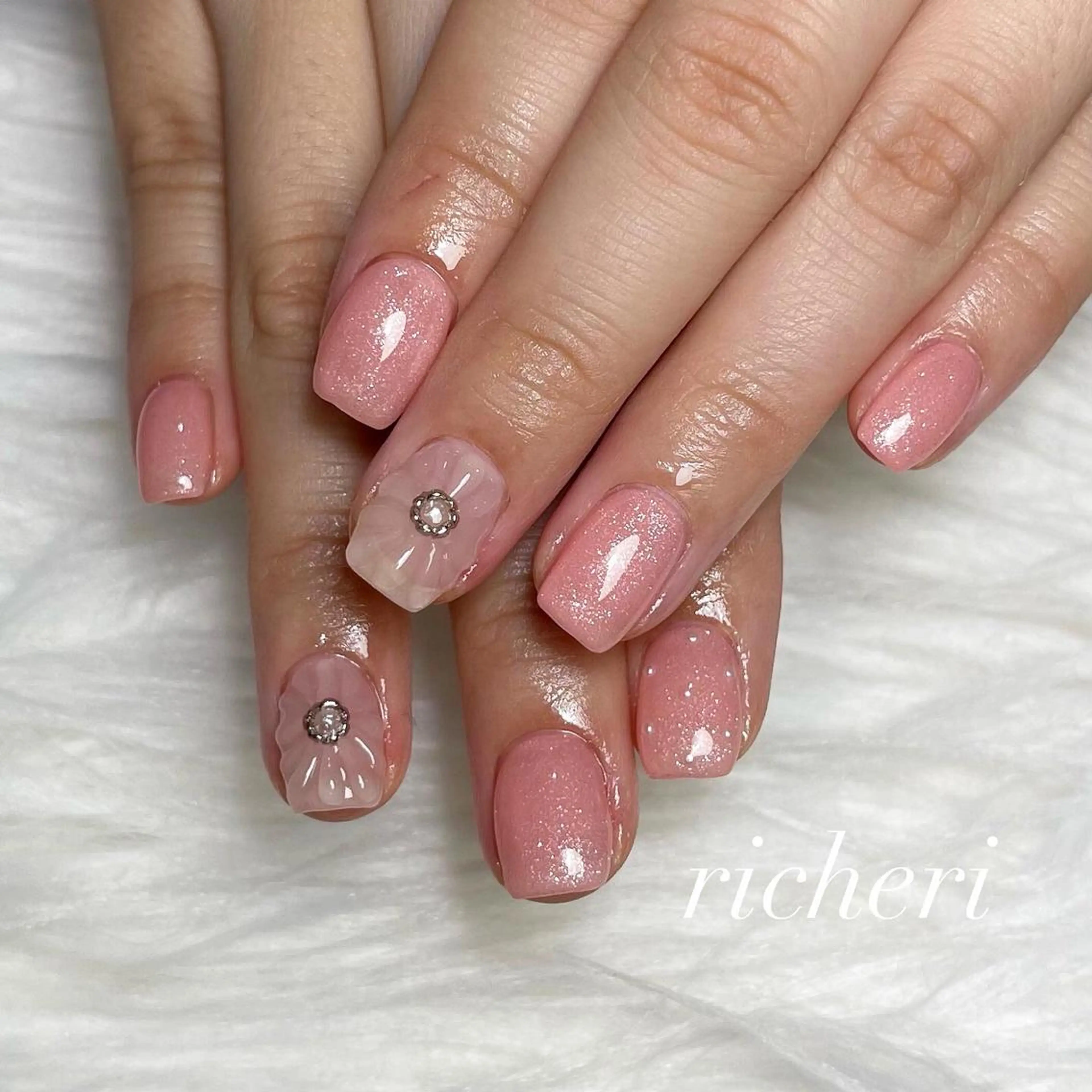 ミディアム ネイル 韓国風ヘア アートネイル フラワーネイル フレンチネイル ジェルネイル richeri beautyのエステ・リラクイメージ