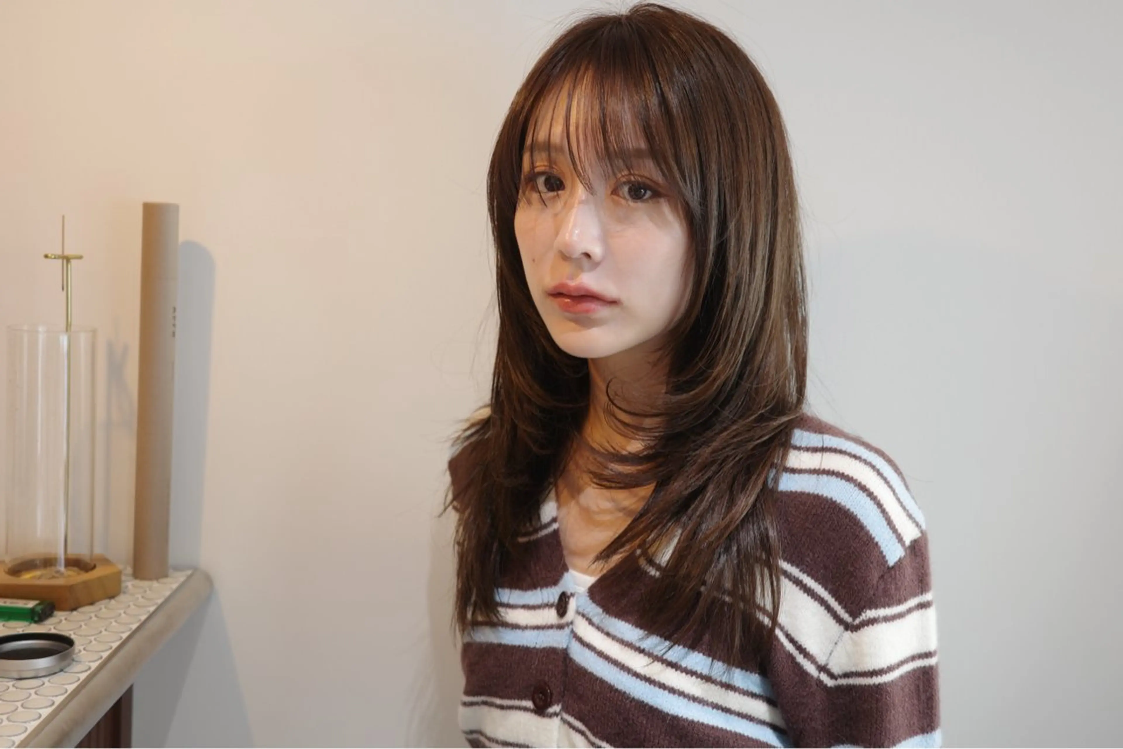 セミロング カラー お団子ヘア アッシュ ミストバング ベージュカラー ブルーカラー カット ヘアカラー OPUSダブルカラー ケアブリーチのヘアスタイル