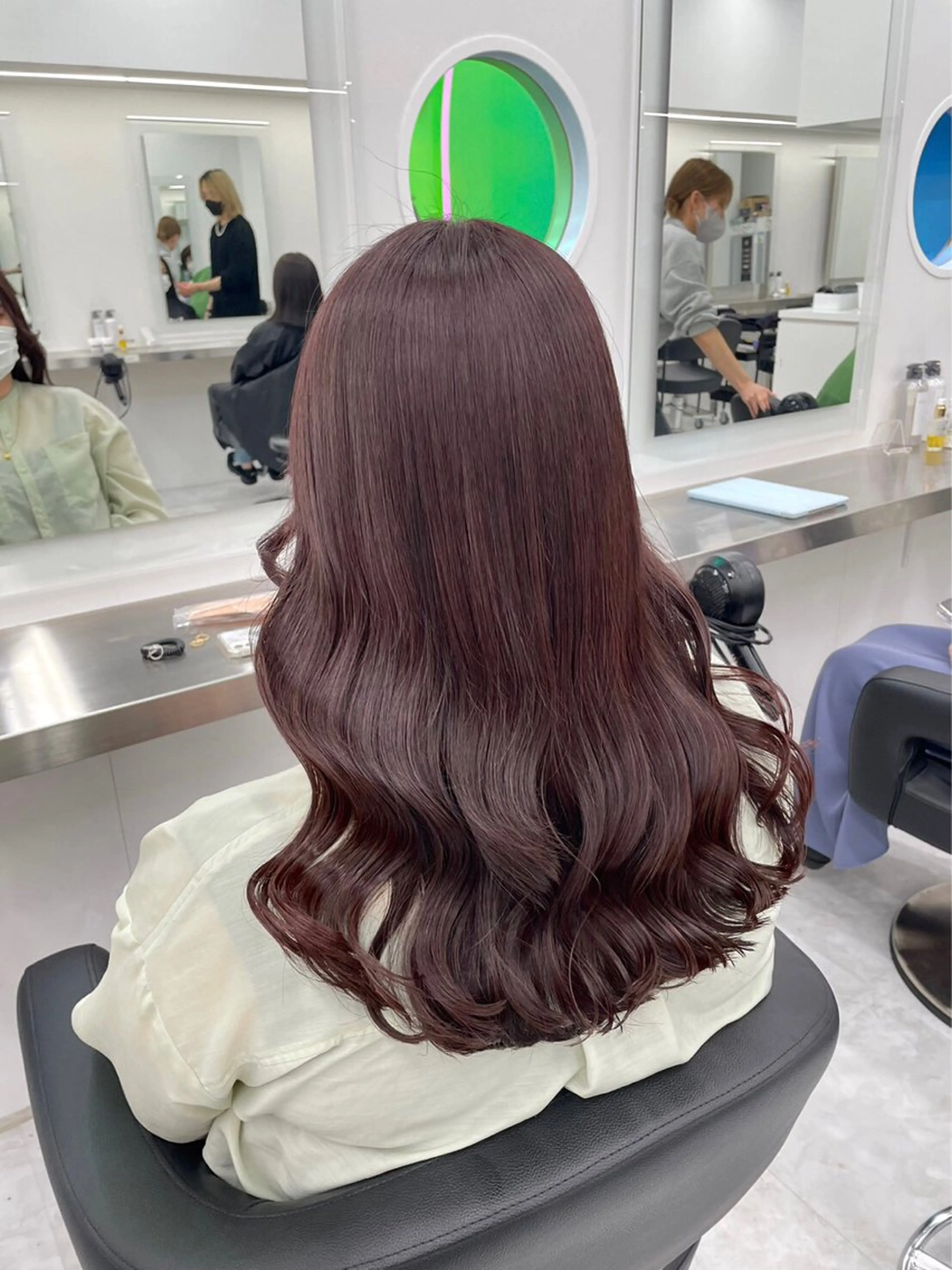 セミロング カラー ヘアアレンジ 🪞official THREE 横浜🎀のヘアスタイル