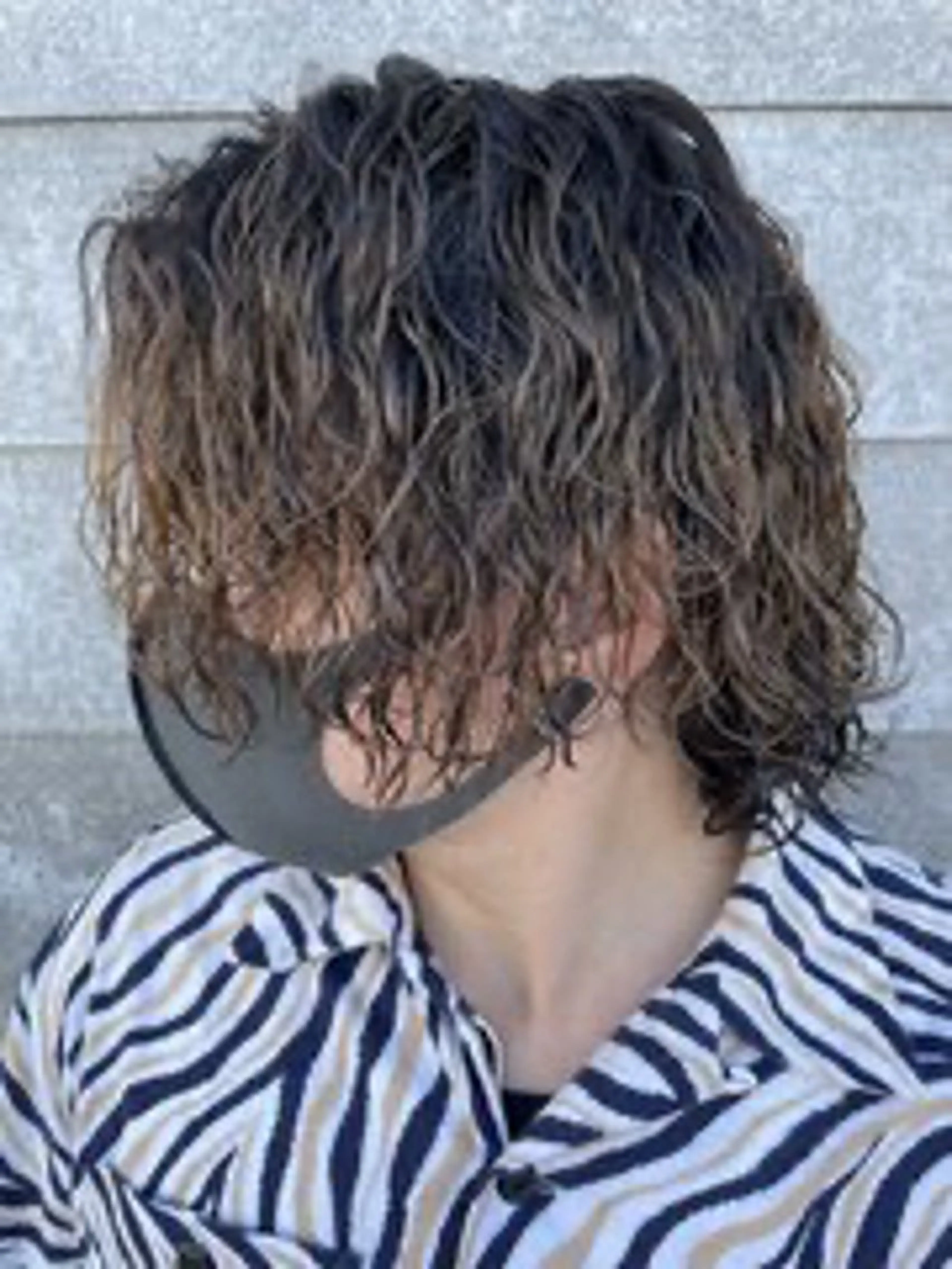 ミディアム パーマ メンズ ミディアムパーマ センターパート メンズパーマ メンズツイストパーマ ツイストパーマ カット パーマ 内山 翔太のヘアスタイル