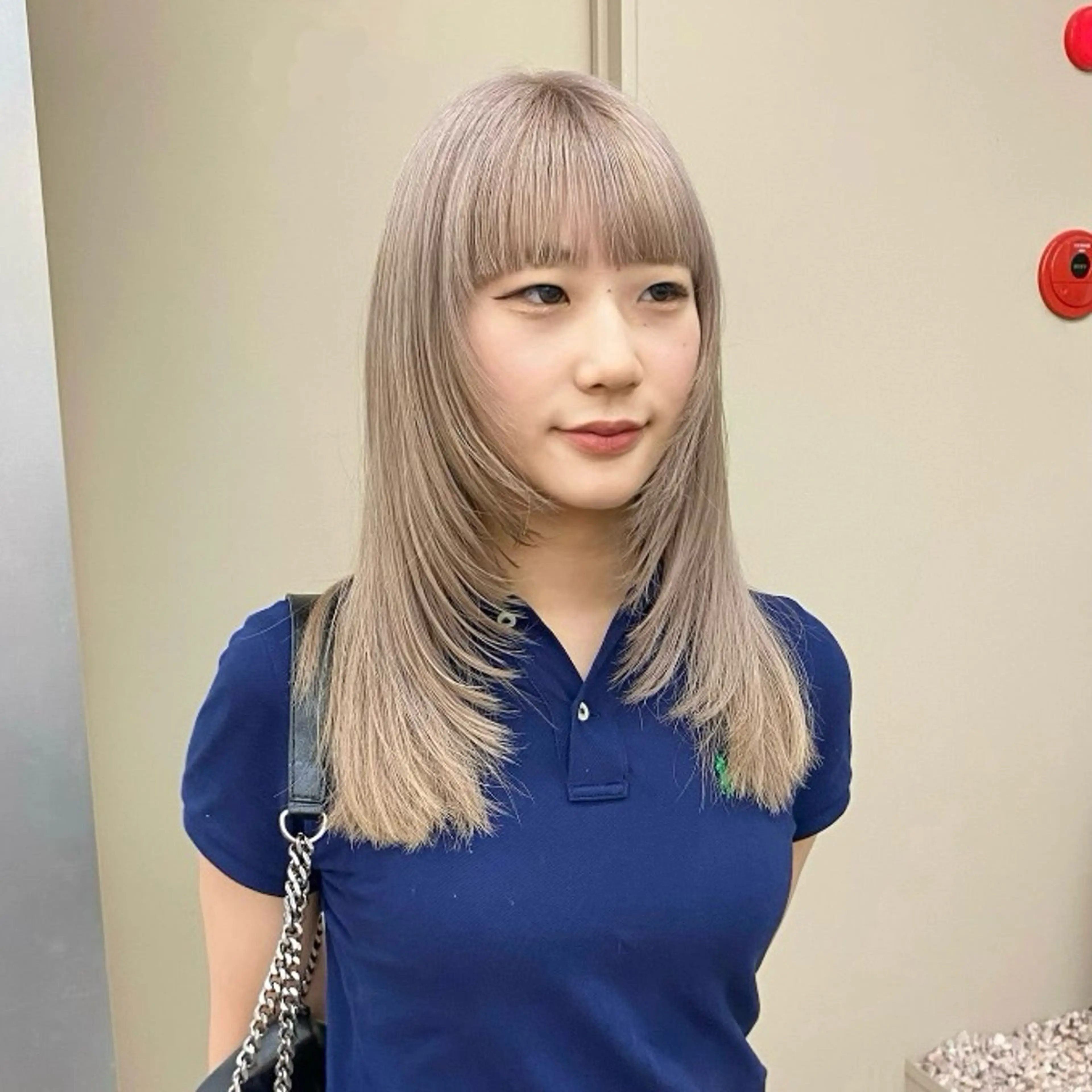 ロング カラー ロングレイヤー ベージュカラー ブリーチ ハイトーンカラー ペールベージュ 伊藤朱音/栄/ レイヤーカットのヘアスタイル