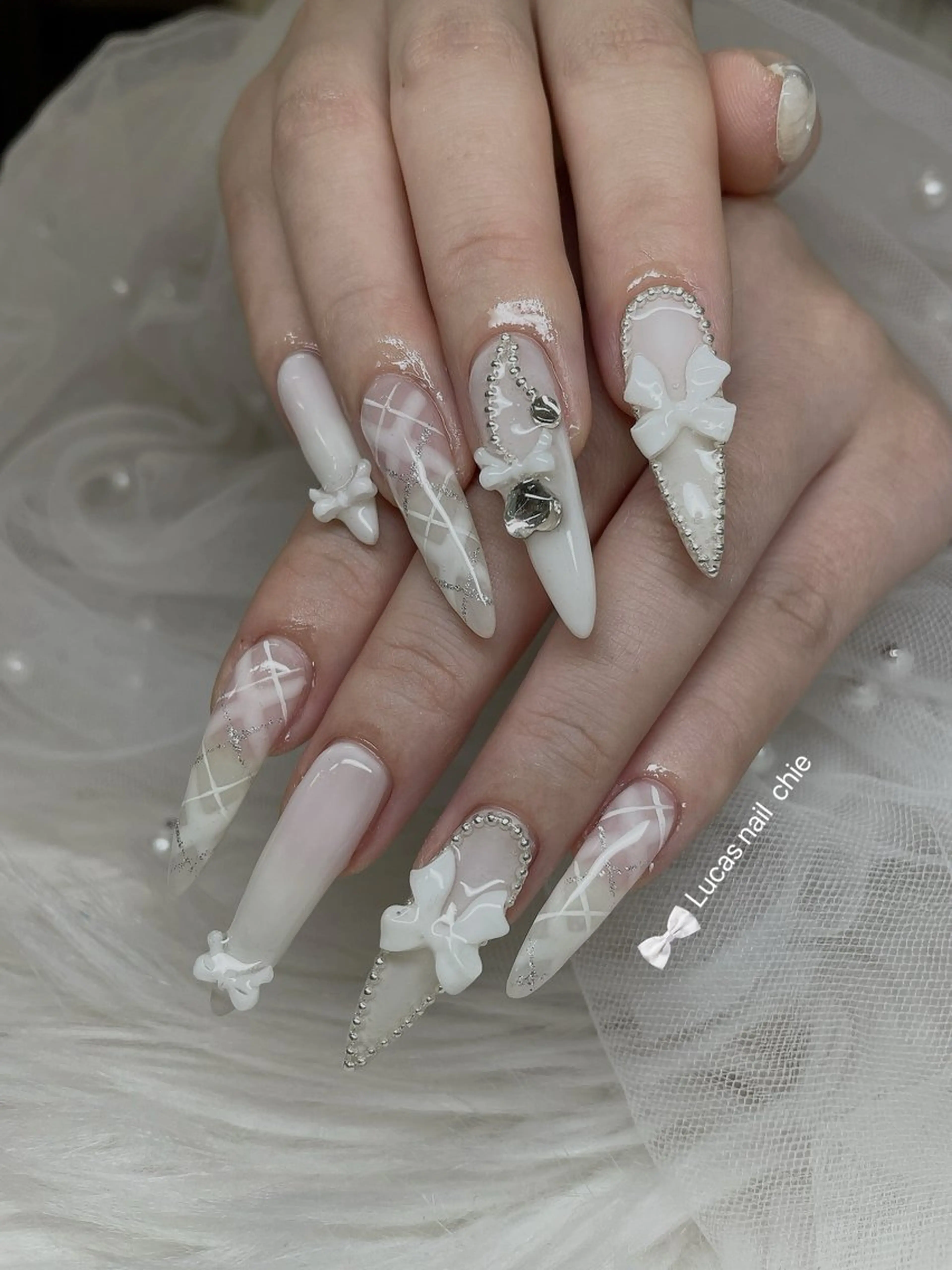 ネイル リボン ホワイト ハンドネイル 南田 千絵のネイルデザイン