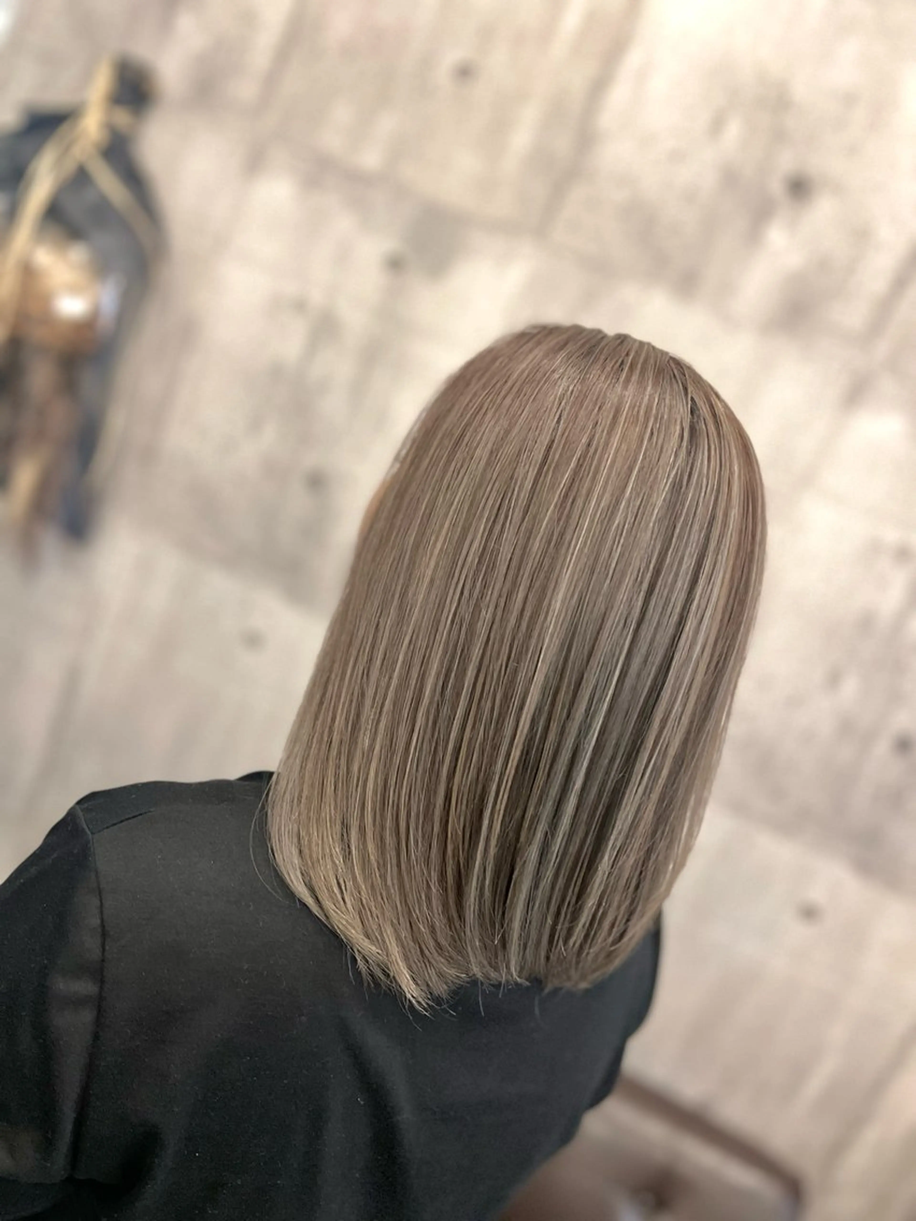 ミディアム カラー ブリーチ グレージュ ハイライトカラー ミルクティーグレージュ ハイライト ヘアカラー Style Tのヘアスタイル