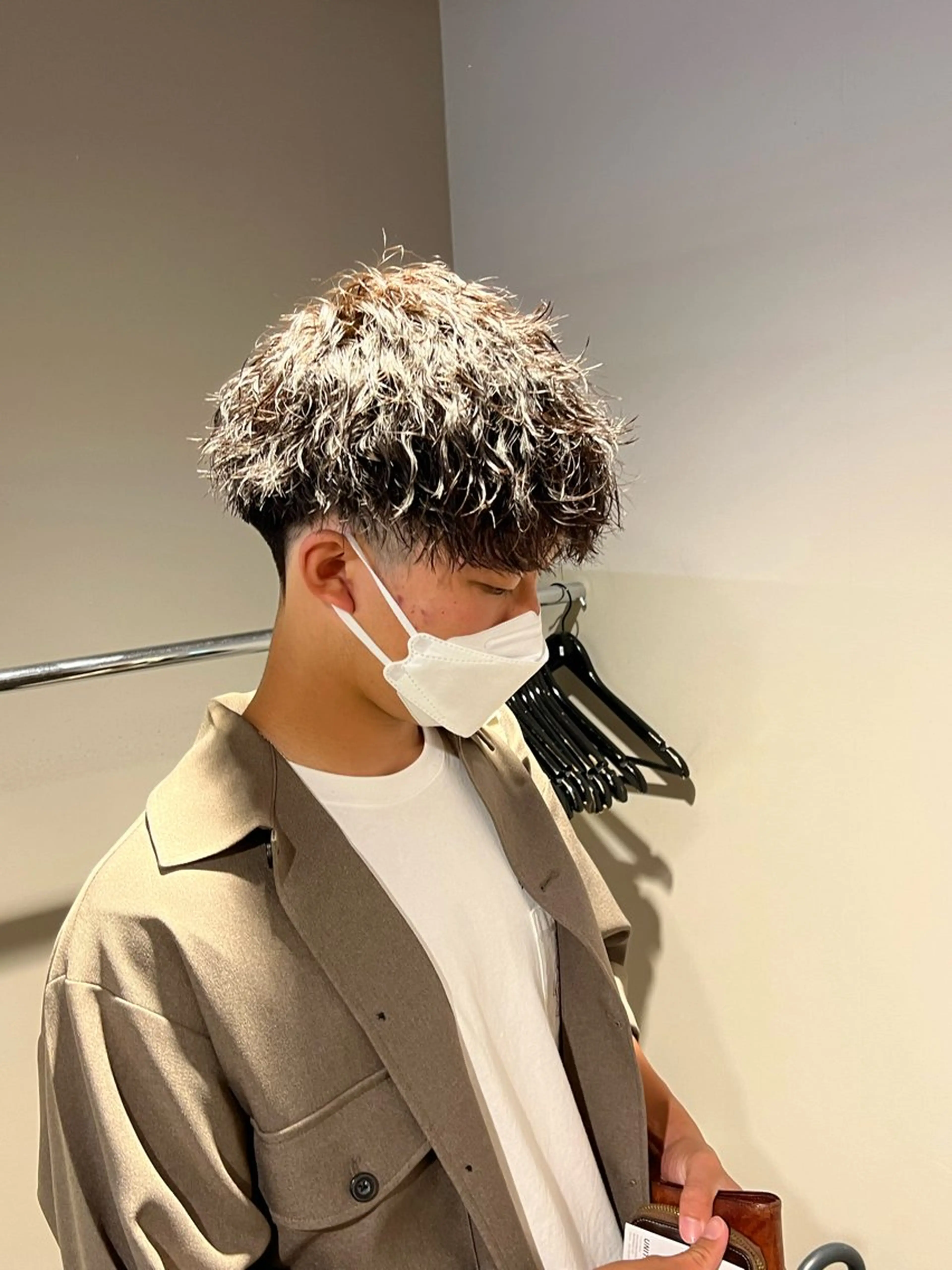 ミディアム パーマ メンズ ミディアムパーマ センターパート メンズ韓国風 韓国マッシュ マッシュウルフ メンズパーマ特化 TAIGAのヘアスタイル