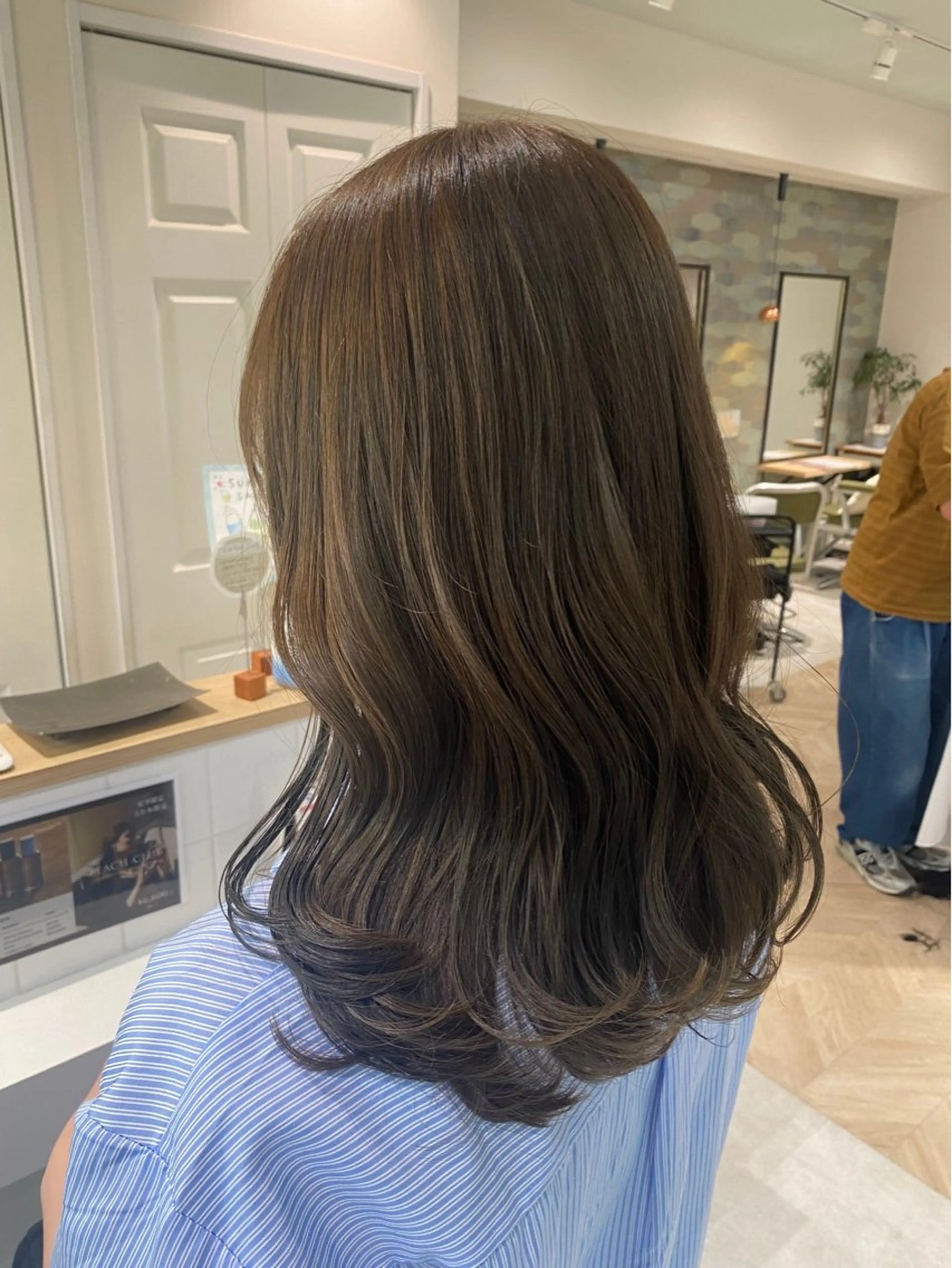 ミディアム カラー ベージュカラー オリーブベージュ 小澤 真帆のヘアスタイル