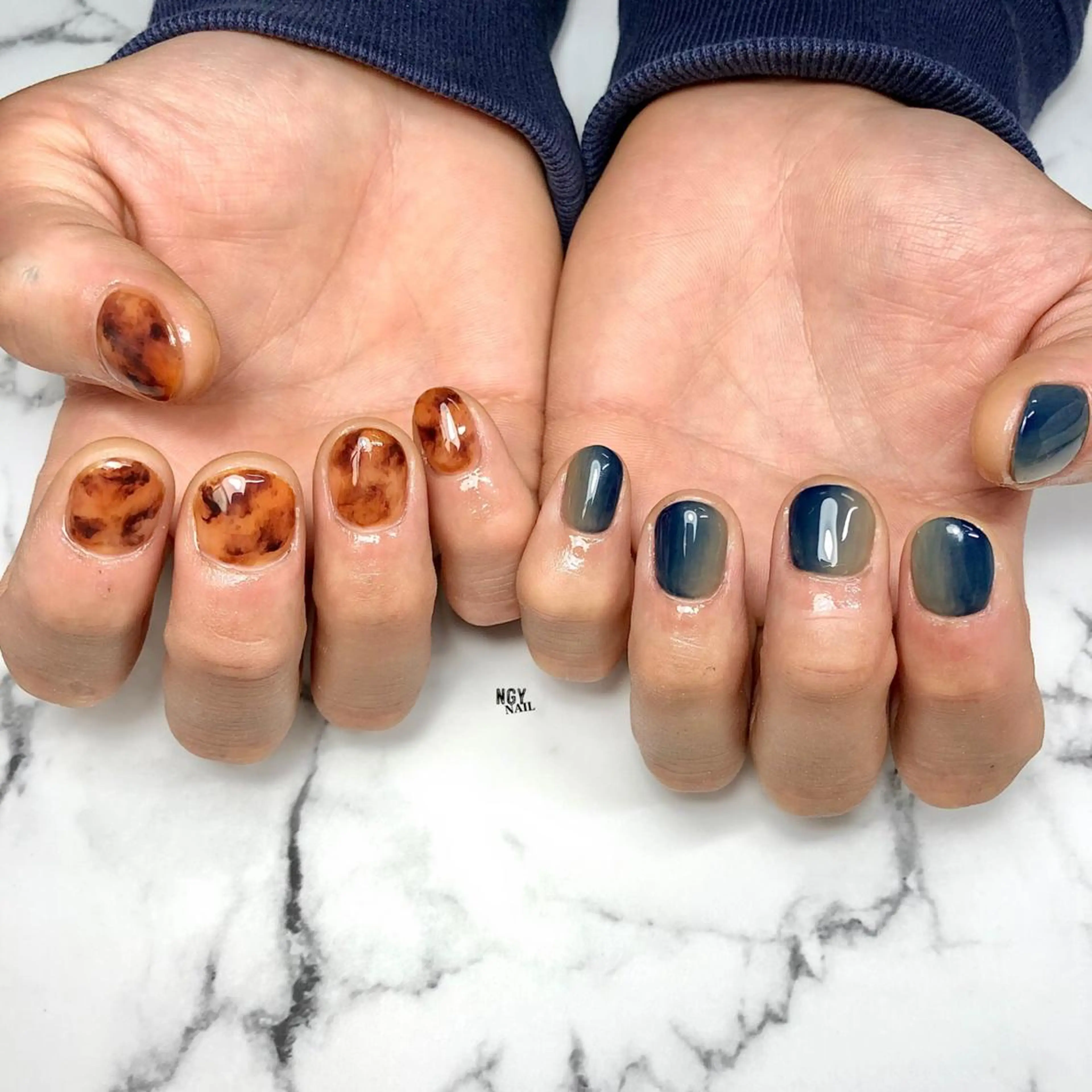 ネイル べっ甲ネイル グラデーション ネイビー ショートネイル ハンドネイル NAIL NOWのネイルデザイン
