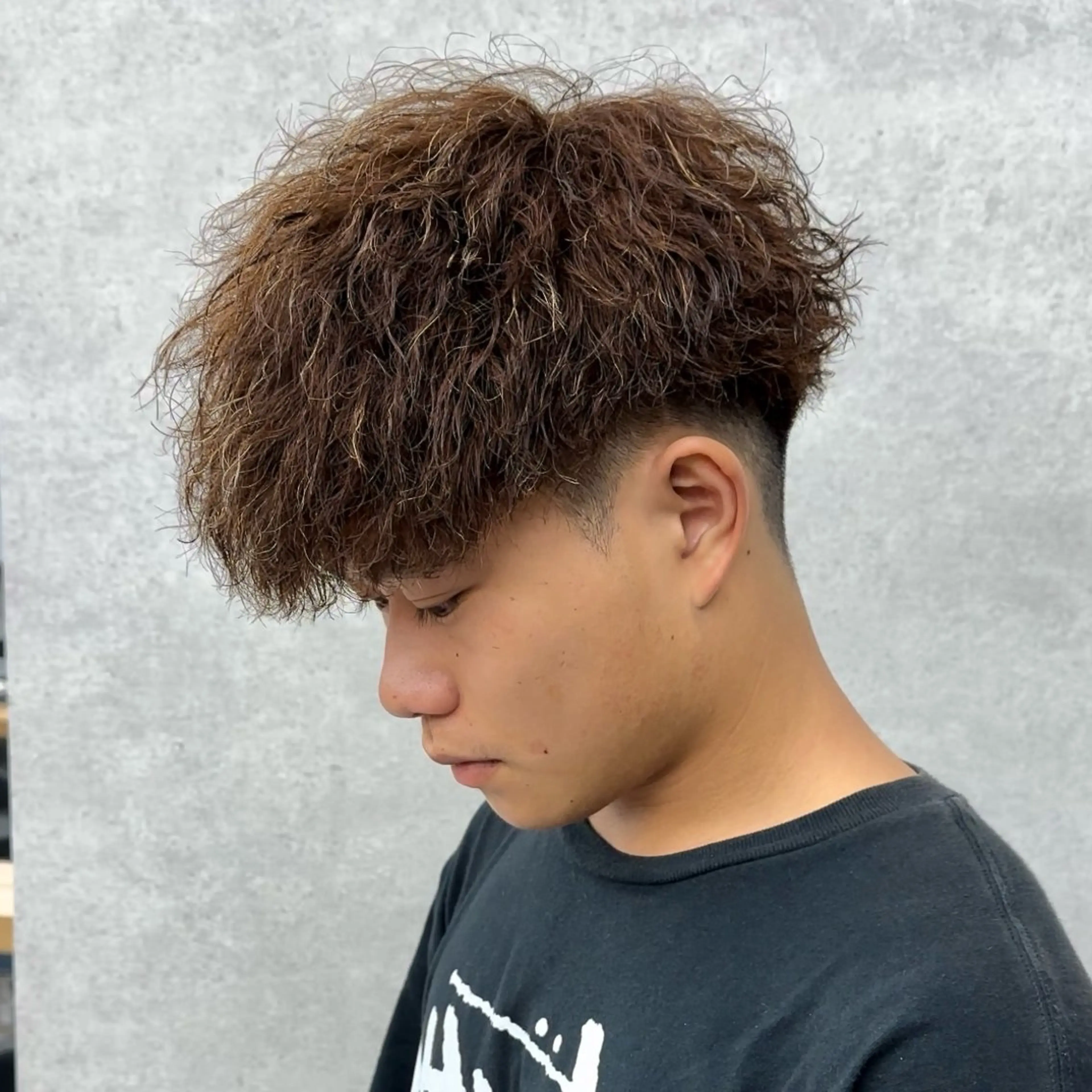 ミディアム カラー パーマ メンズ ミディアムパーマ フェードカット メンズパーマ メンズツイストパーマ 波巻きパーマ ✂️メンズカット ひろき✂️のヘアスタイル