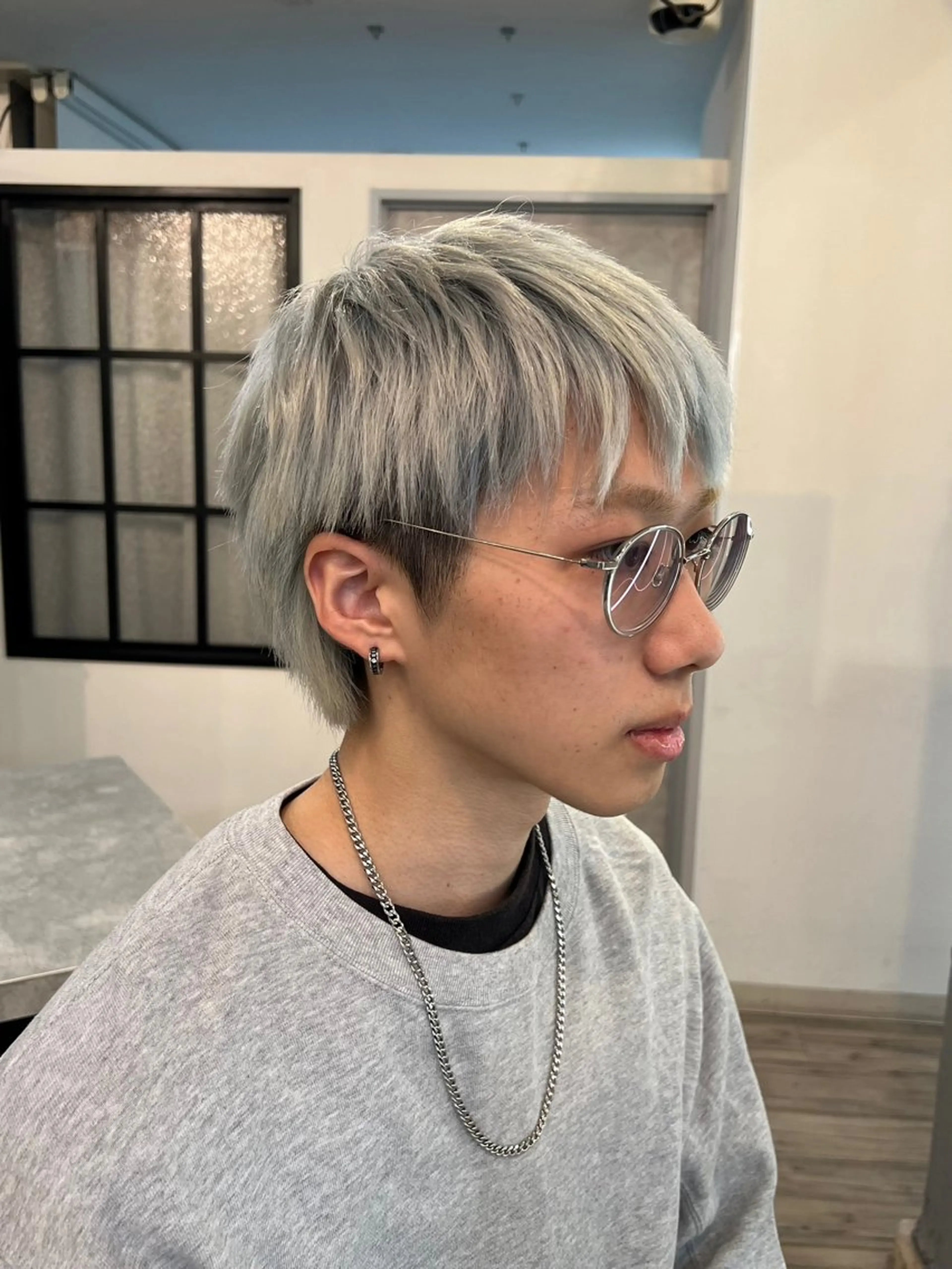 カラー メンズ メンズショート メンズウルフカット 透明感カラー シルバー ホワイトシルバー カット ヘアカラー トリートメント いぐちしょうた🫧 VISAGEbaskのヘアスタイル