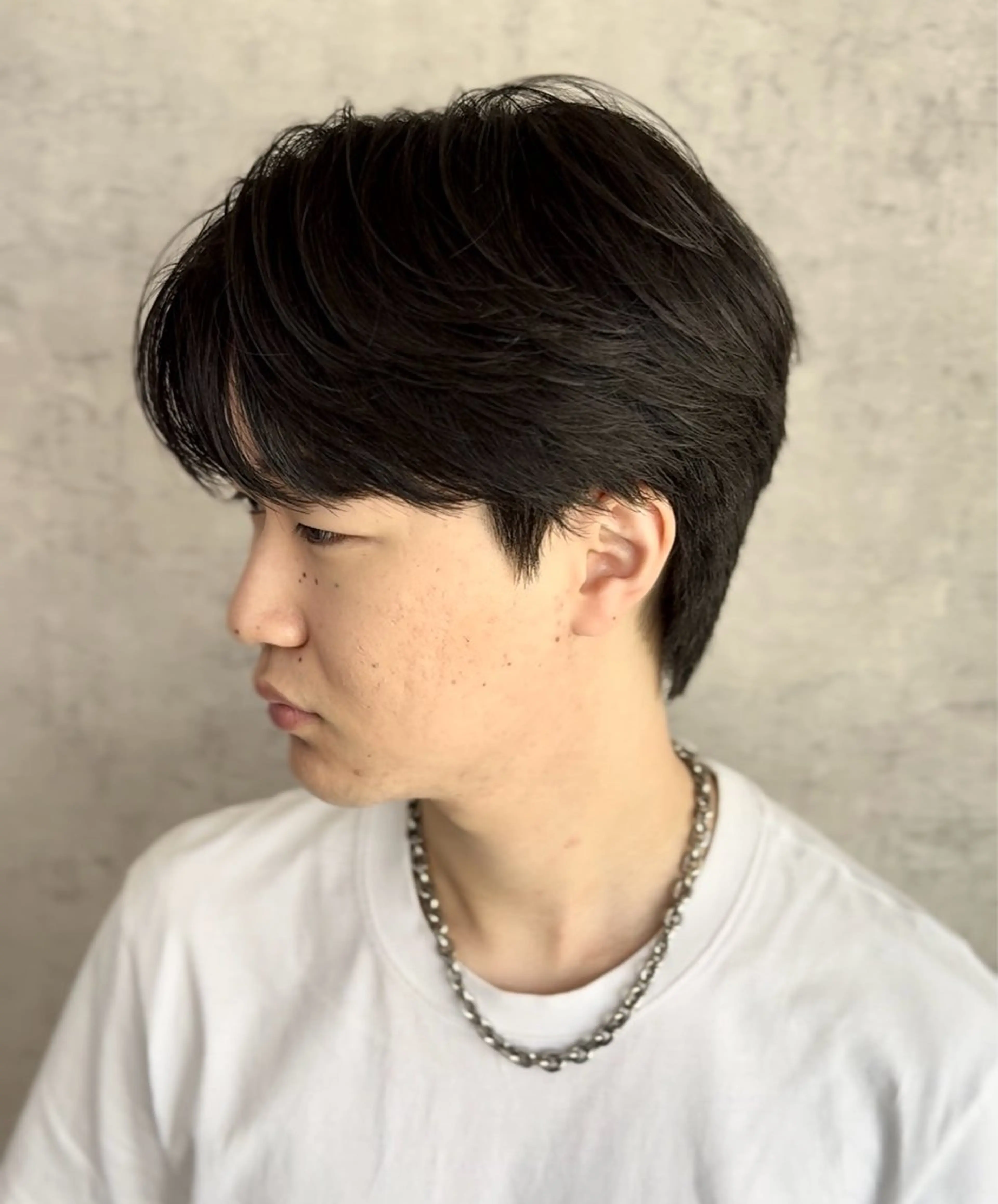 ショート カラー パーマ メンズ センターパート ダウンパーマ カルマパーマ メンズパーマ ニュアンスパーマ カット パーマ トリートメント ヘアセット 森下 佑大のヘアスタイル