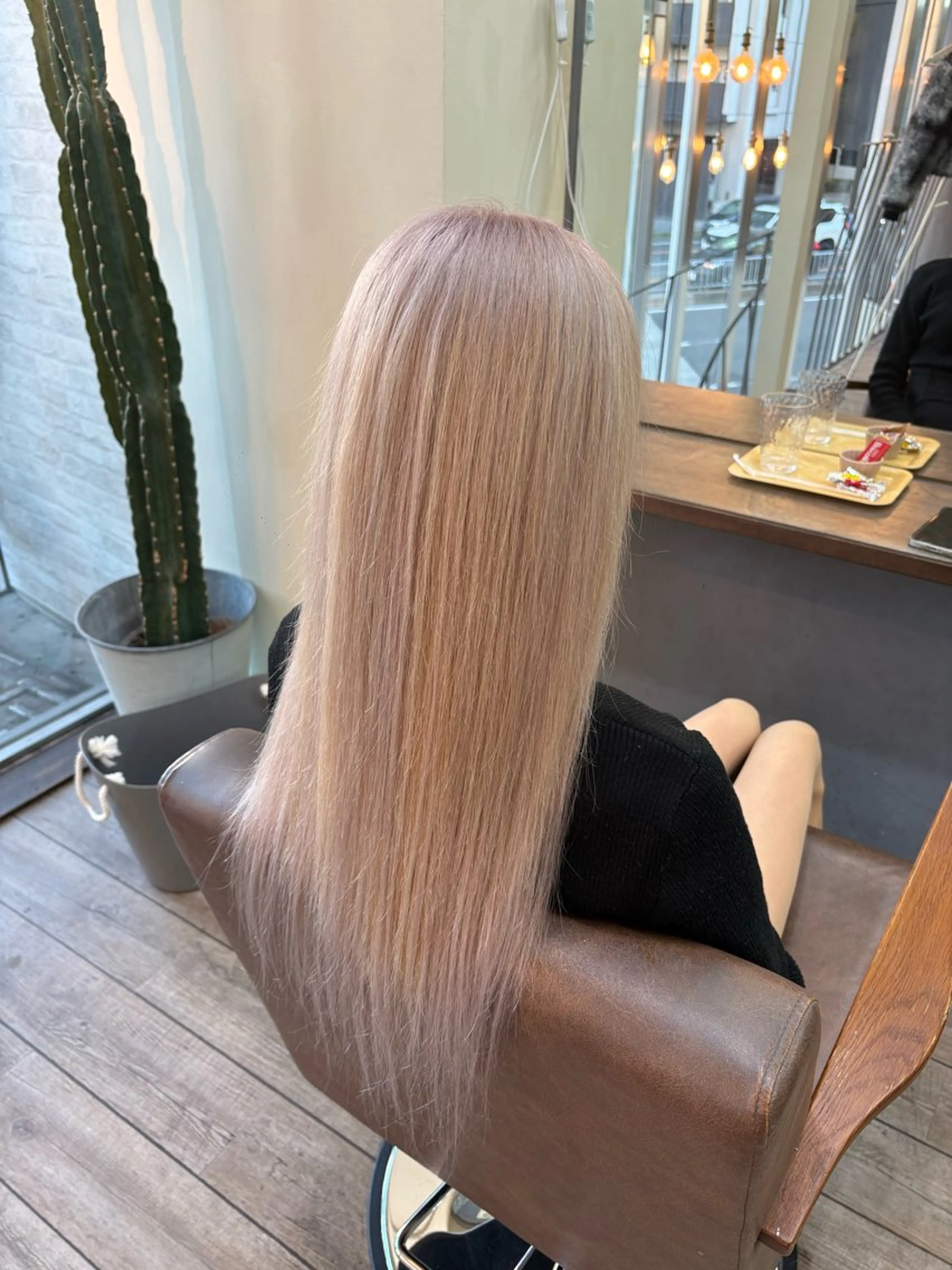 ロング カラー シルバー ヘアカラー エクステ WEST OLAND 黒坂佳乃のヘアスタイル