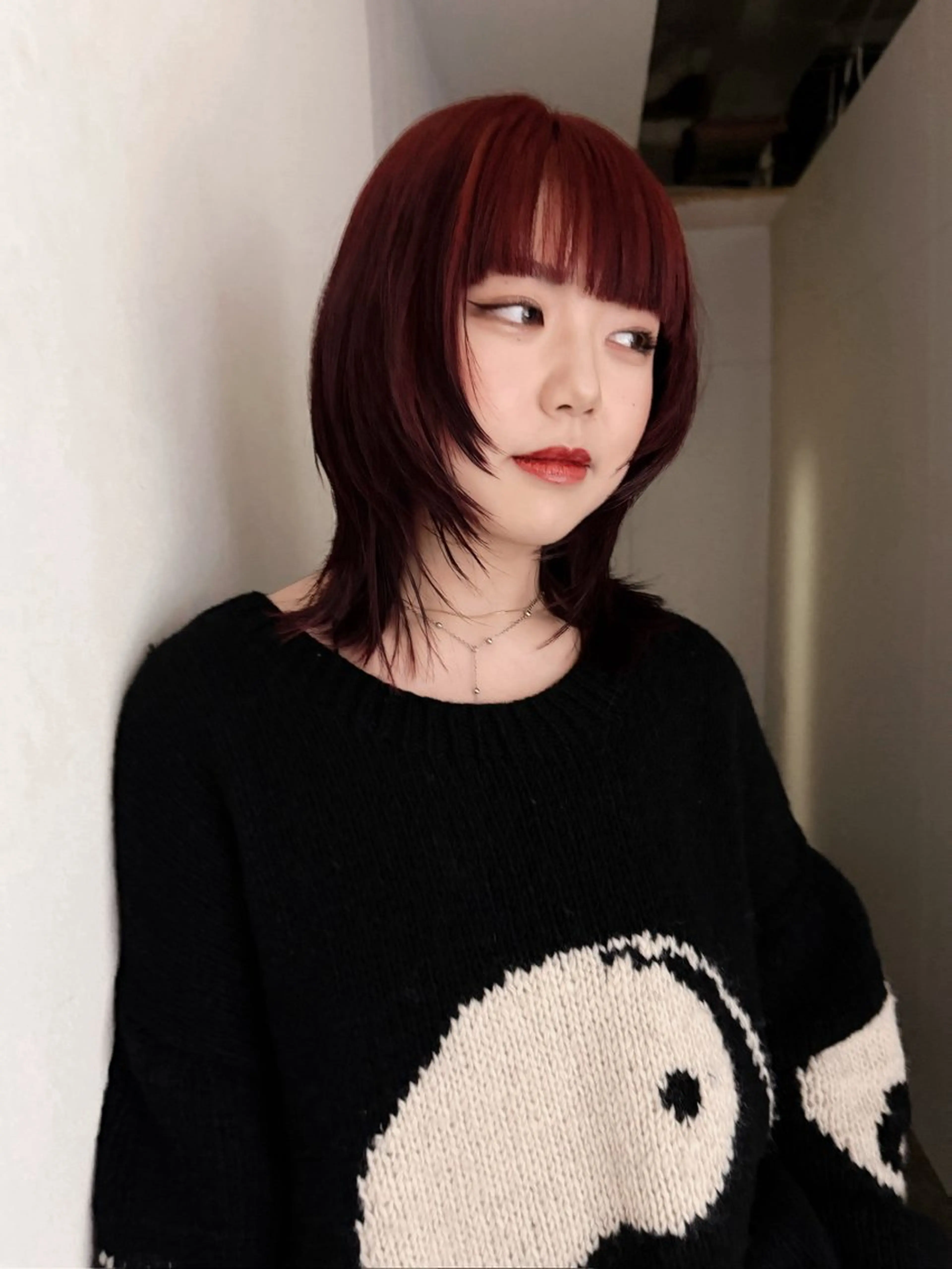 ミディアム カラー レッドカラー レイヤーカット カット ヘアカラー BURROW うえみ 寿々のヘアスタイル