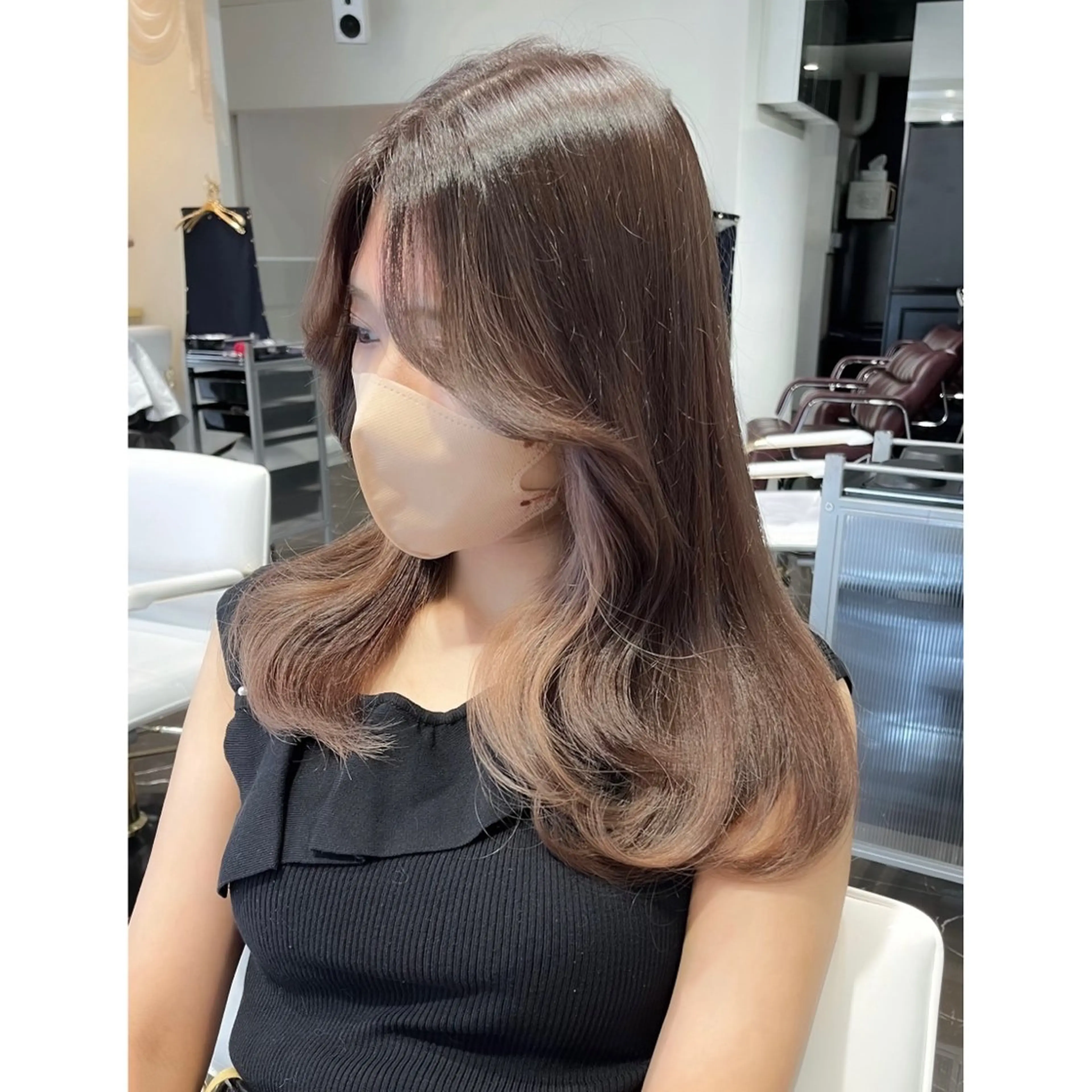 イヤリングカラー・インナーカラー(全体カラー+部分ブリーチ込み)の写真