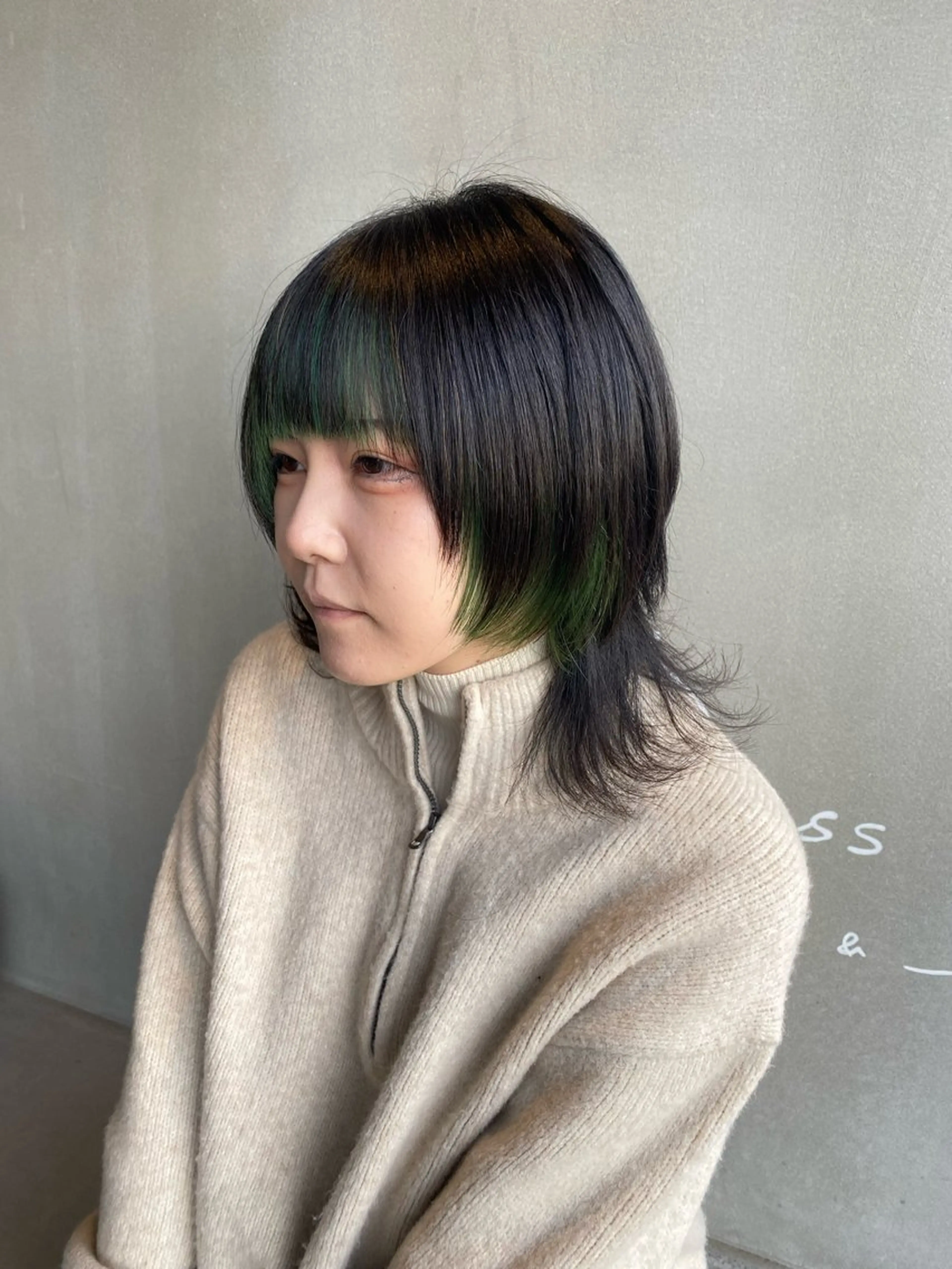 ミディアム カラー インナーカラー ヘアカラー ベージュ/オリーブ/ miyabiのヘアスタイル