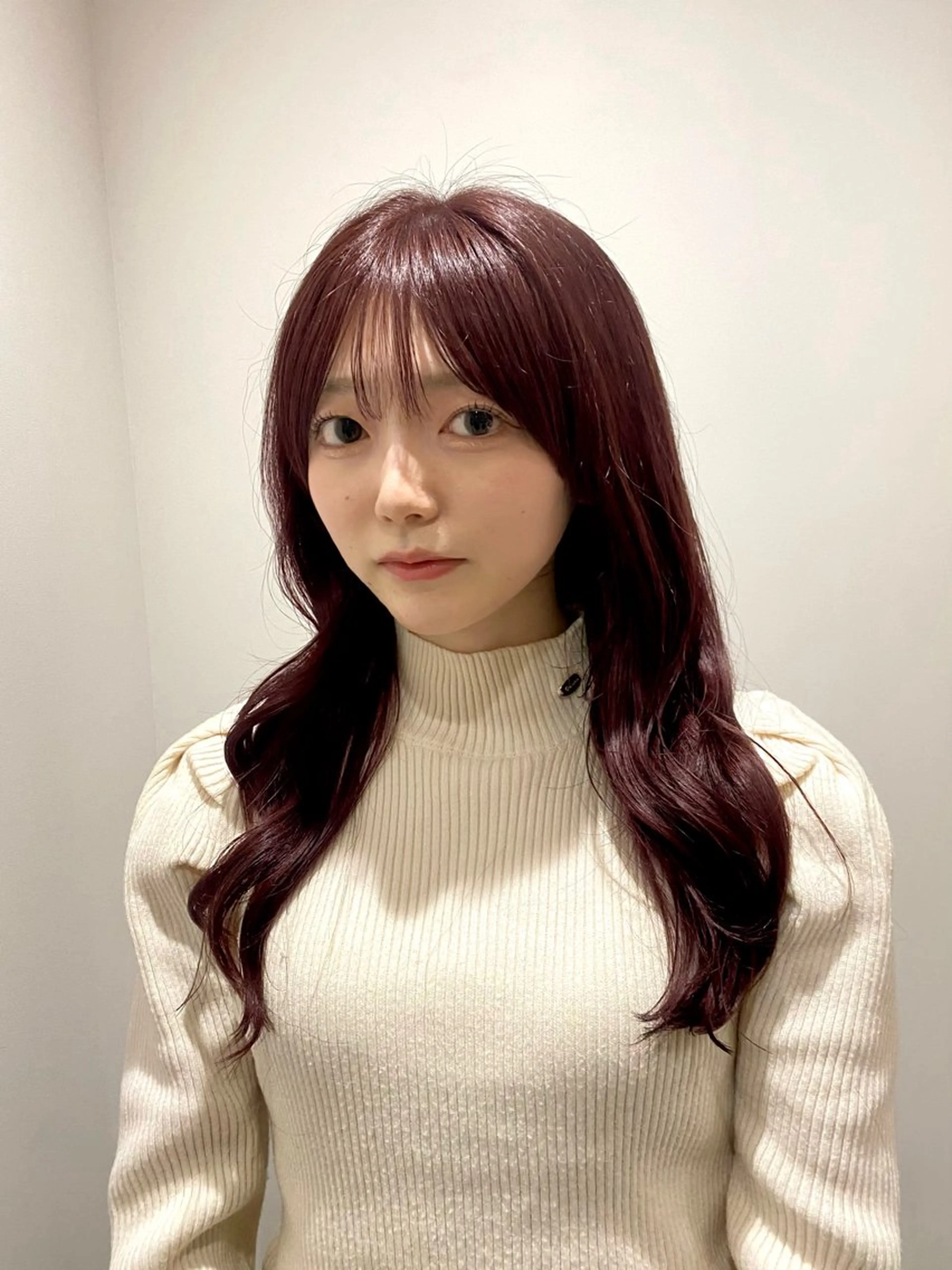 ミディアム カラー ヘアアレンジ ミディアムレイヤー ブリーチ ボルドーカラー ブラウンカラー カシス カット ヘアカラー トリートメント 顔まわり小顔レイヤー ×ブリーチなしカラーのヘアスタイル