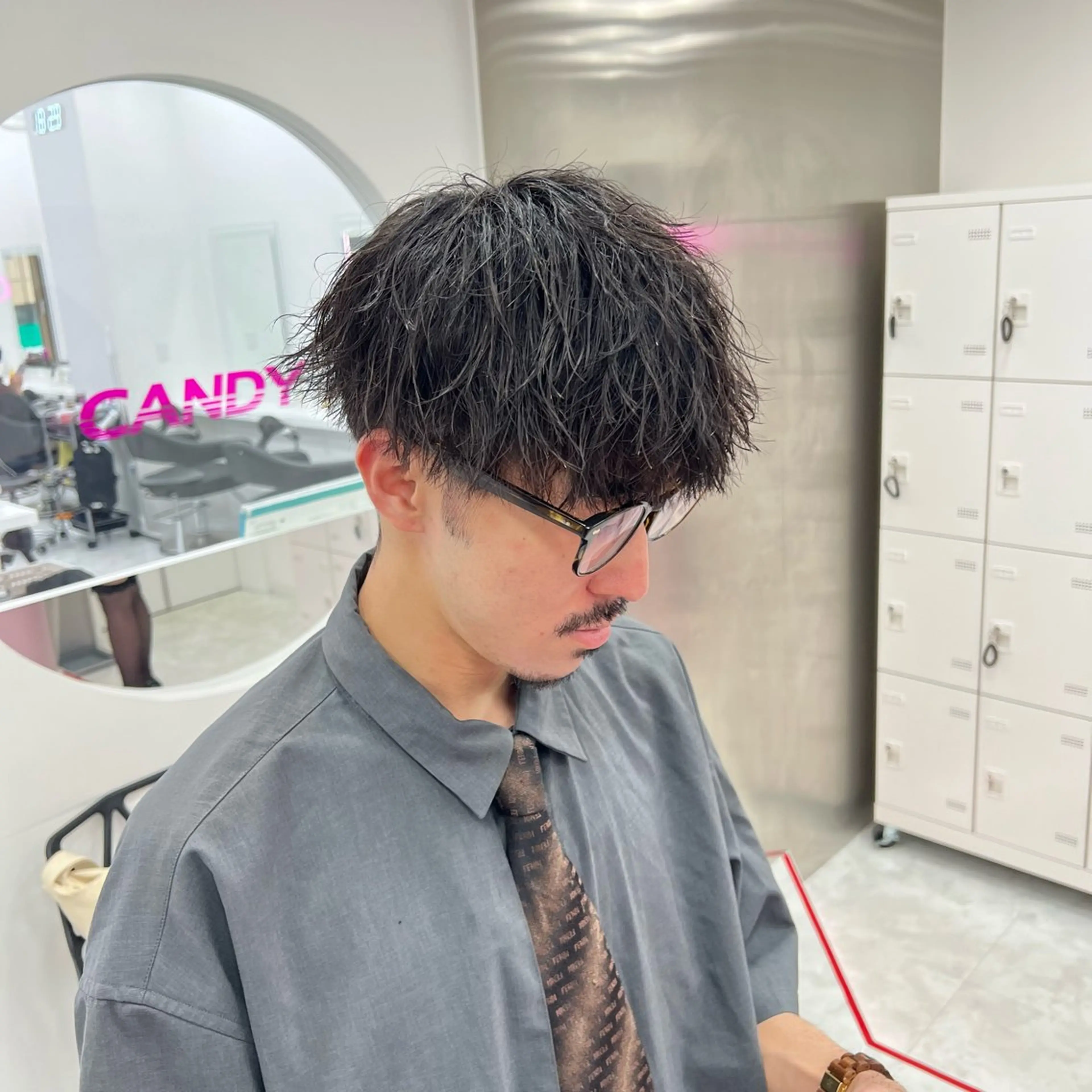 ミディアム パーマ メンズ ミディアムパーマ センターパート メンズ韓国風 韓国マッシュ マッシュウルフ メンズパーマ特化 TAIGAのヘアスタイル