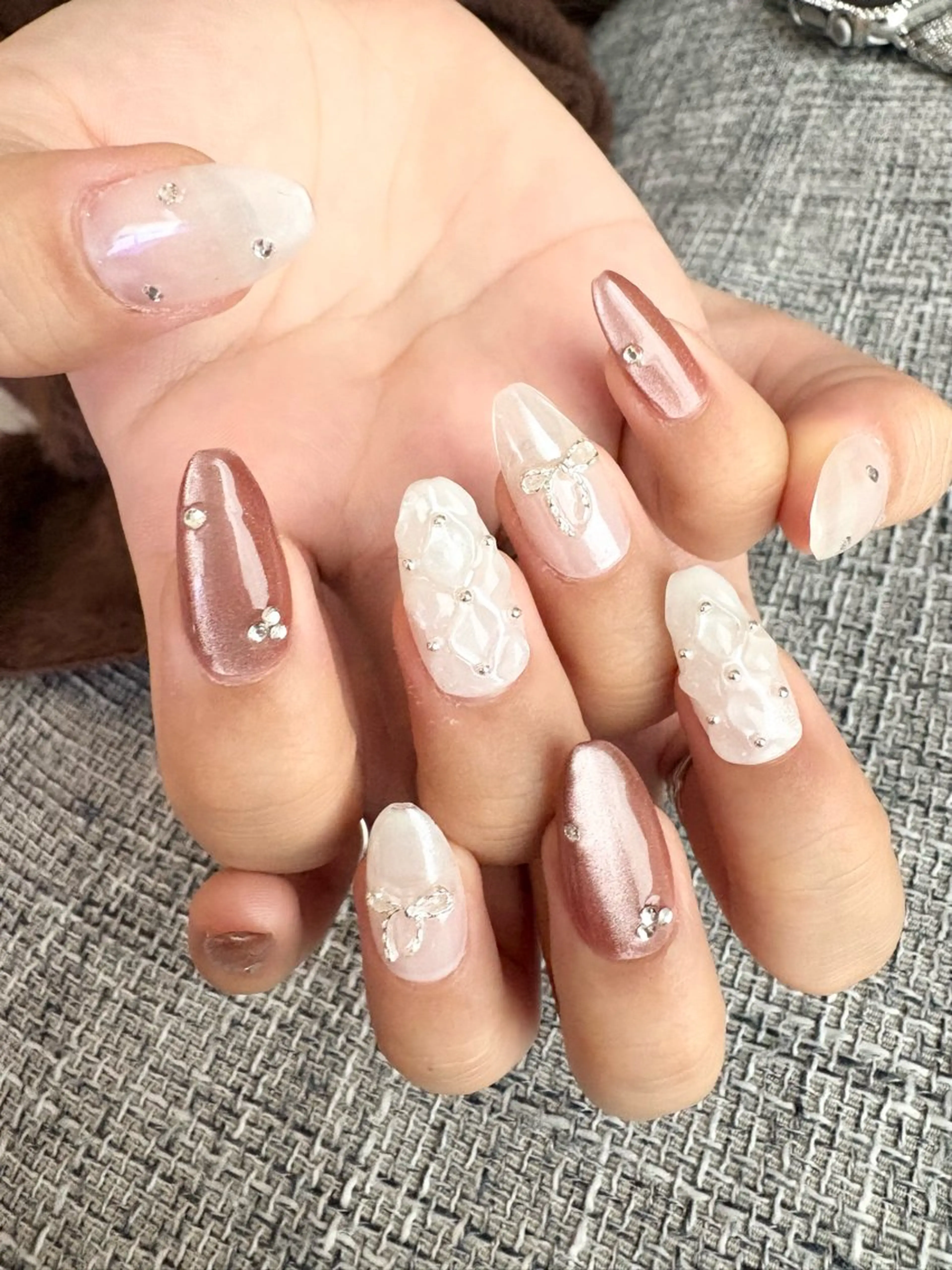 ネイル オーロラネイル マグネットネイル シンプルネイル ホワイト ハンドネイル ✨韓国✨nail salonLumieのネイルデザイン