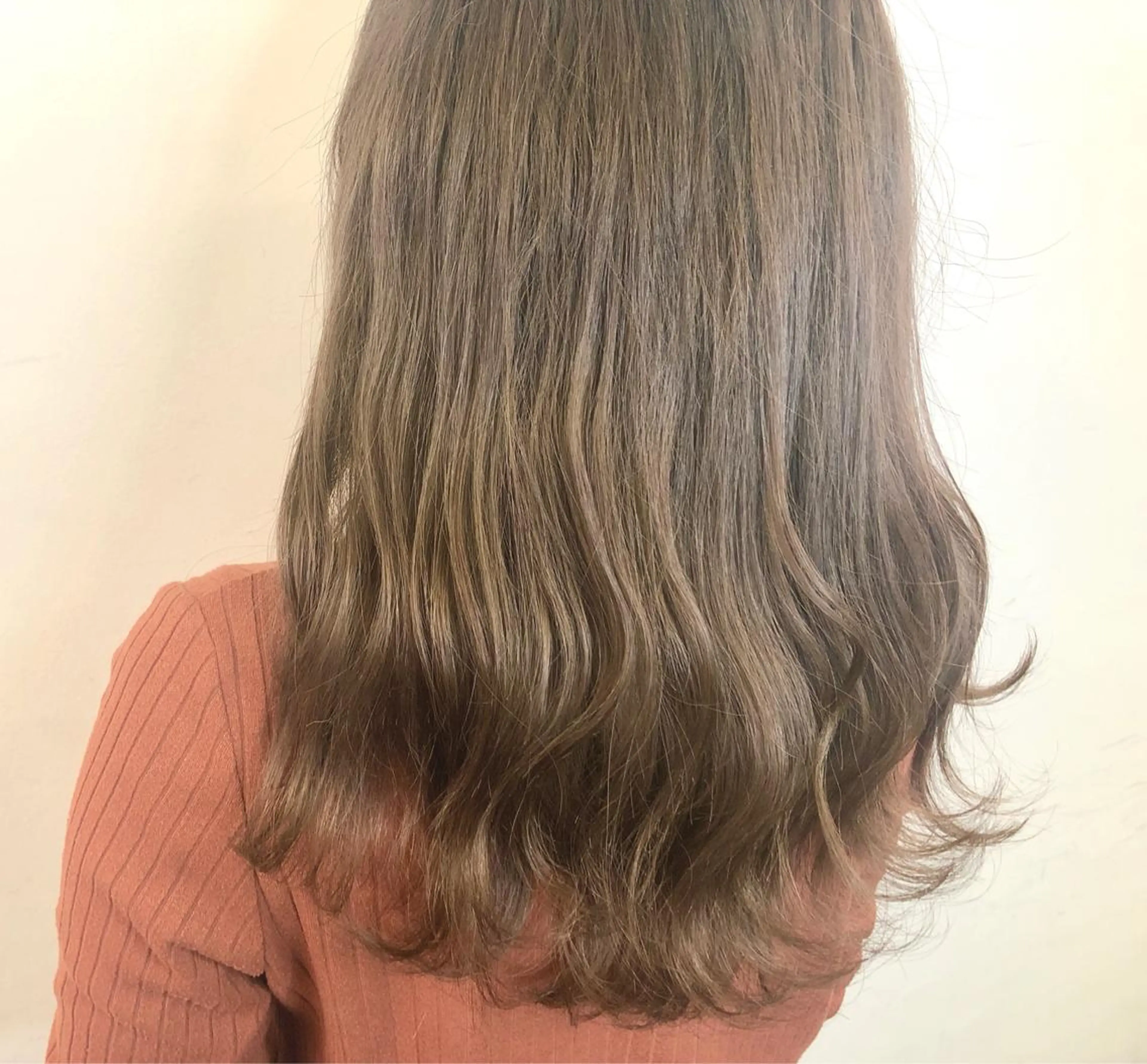 ミディアム カラー ベージュカラー ミルクティーベージュ メンズ レイヤー ウルフ 弓木啓輔のヘアスタイル