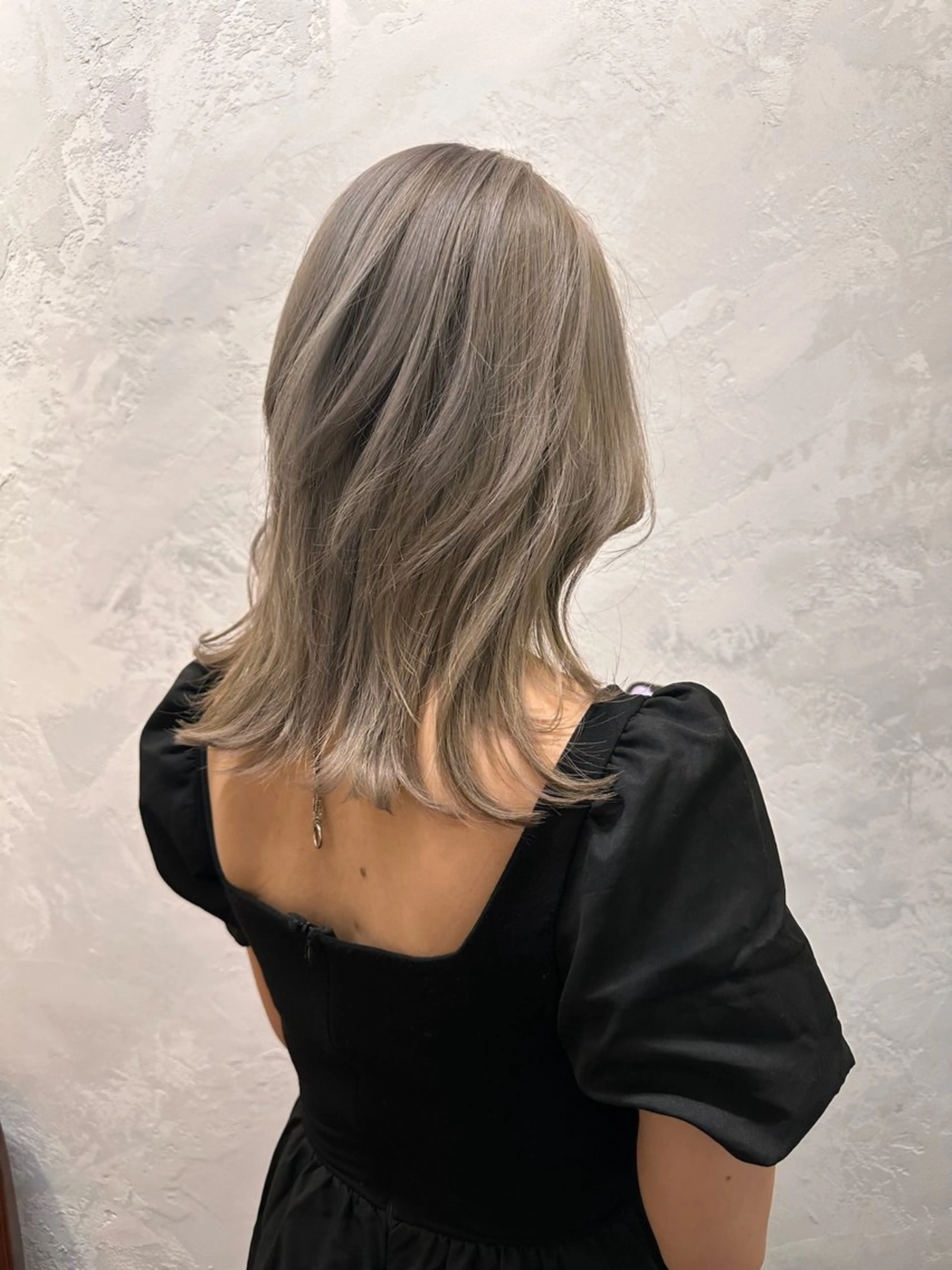 セミロング カラー ブリーチ ケアブリーチ グレージュ ハイトーンカラー 外ハネヘア カット ヘアカラー トリートメント kei_____ SALOWINのヘアスタイル