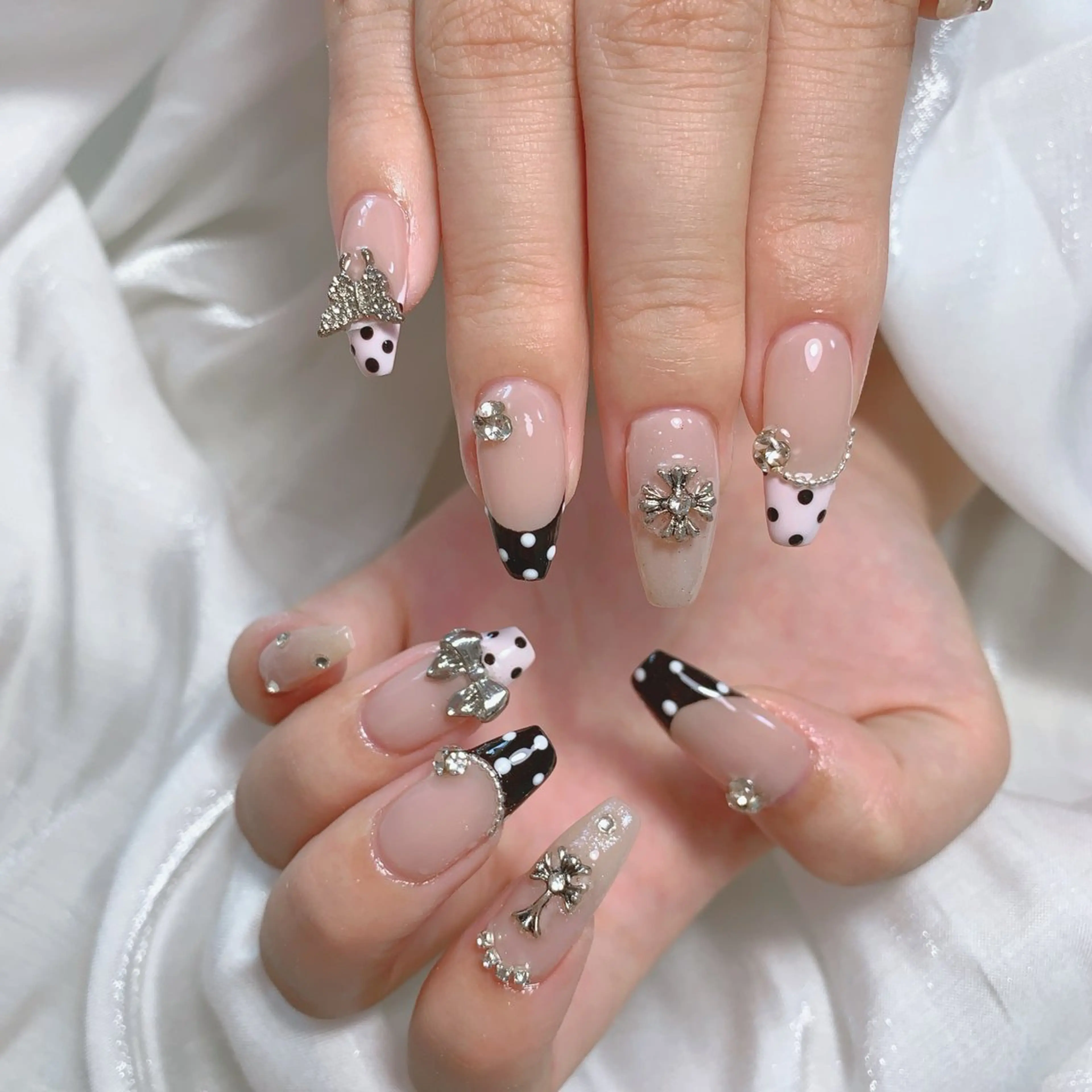 ネイル ブルー チークネイル フレンチネイル ハート ホログラムネイル ハンドネイル インフィニティ ネイルサロンのネイルデザイン