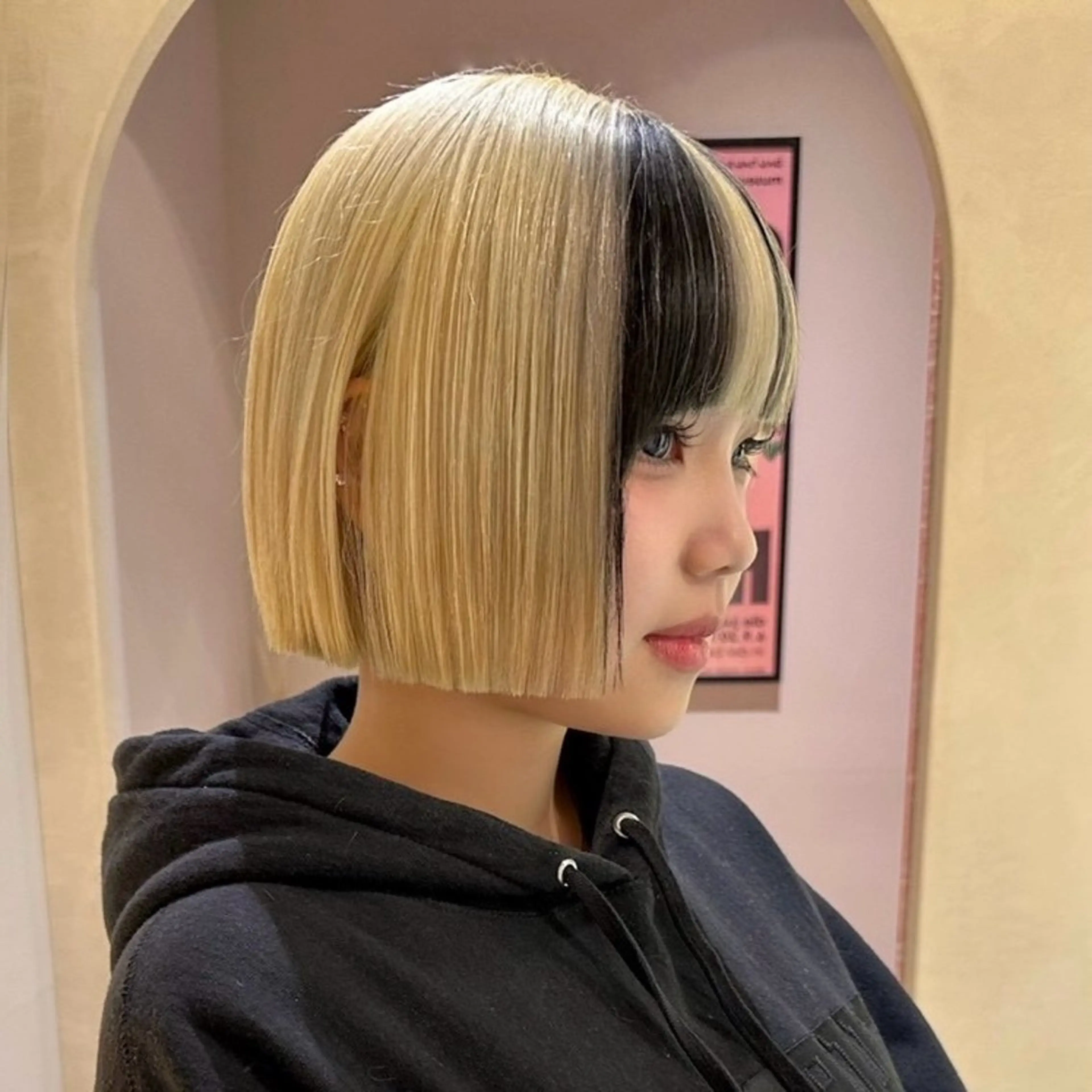 ショート カラー sara ブリーチカラーのヘアスタイル