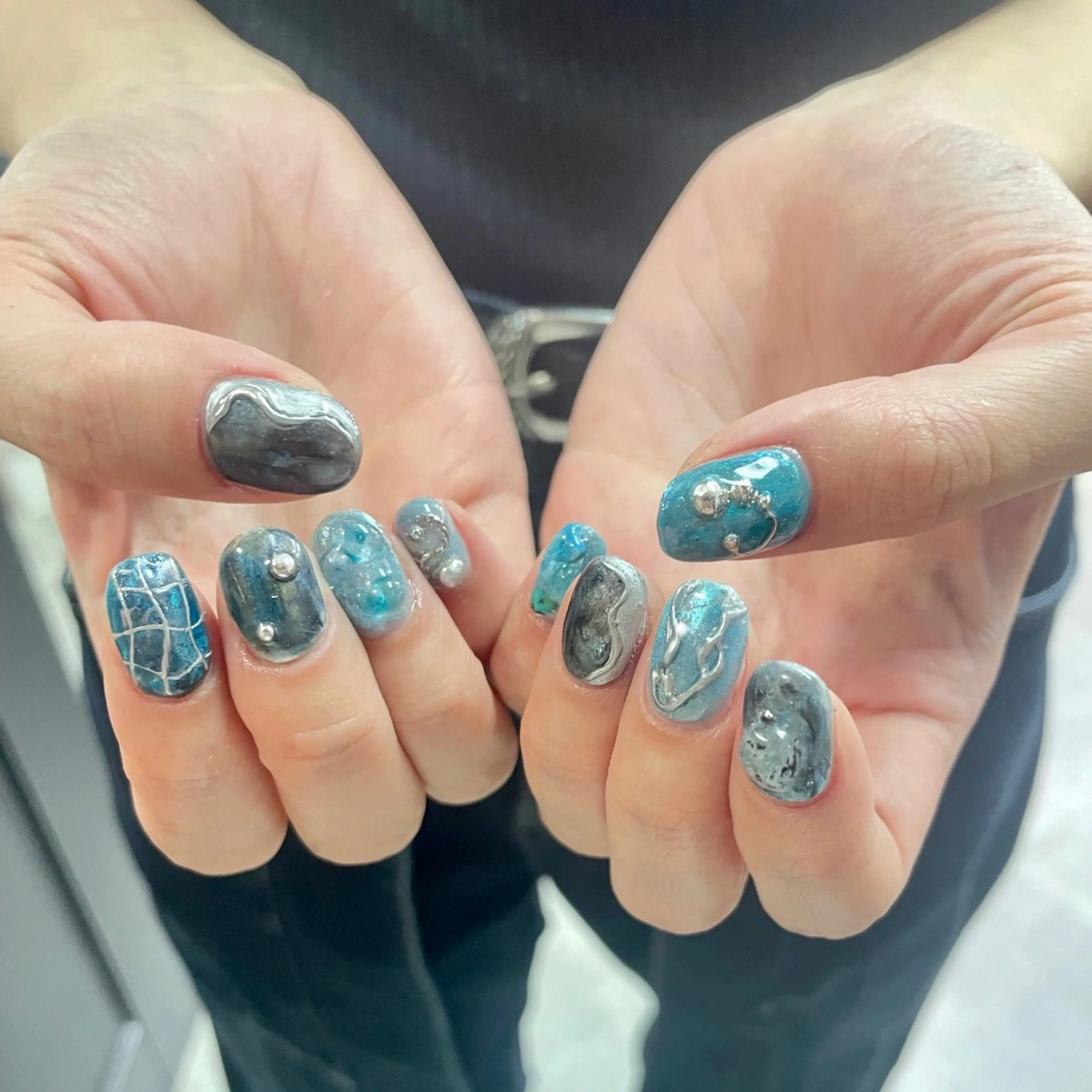 ネイル アートネイル べっ甲ネイル ジェルネイル グリーン キラキラネイル nailstudio eviz新宿店のネイルデザイン