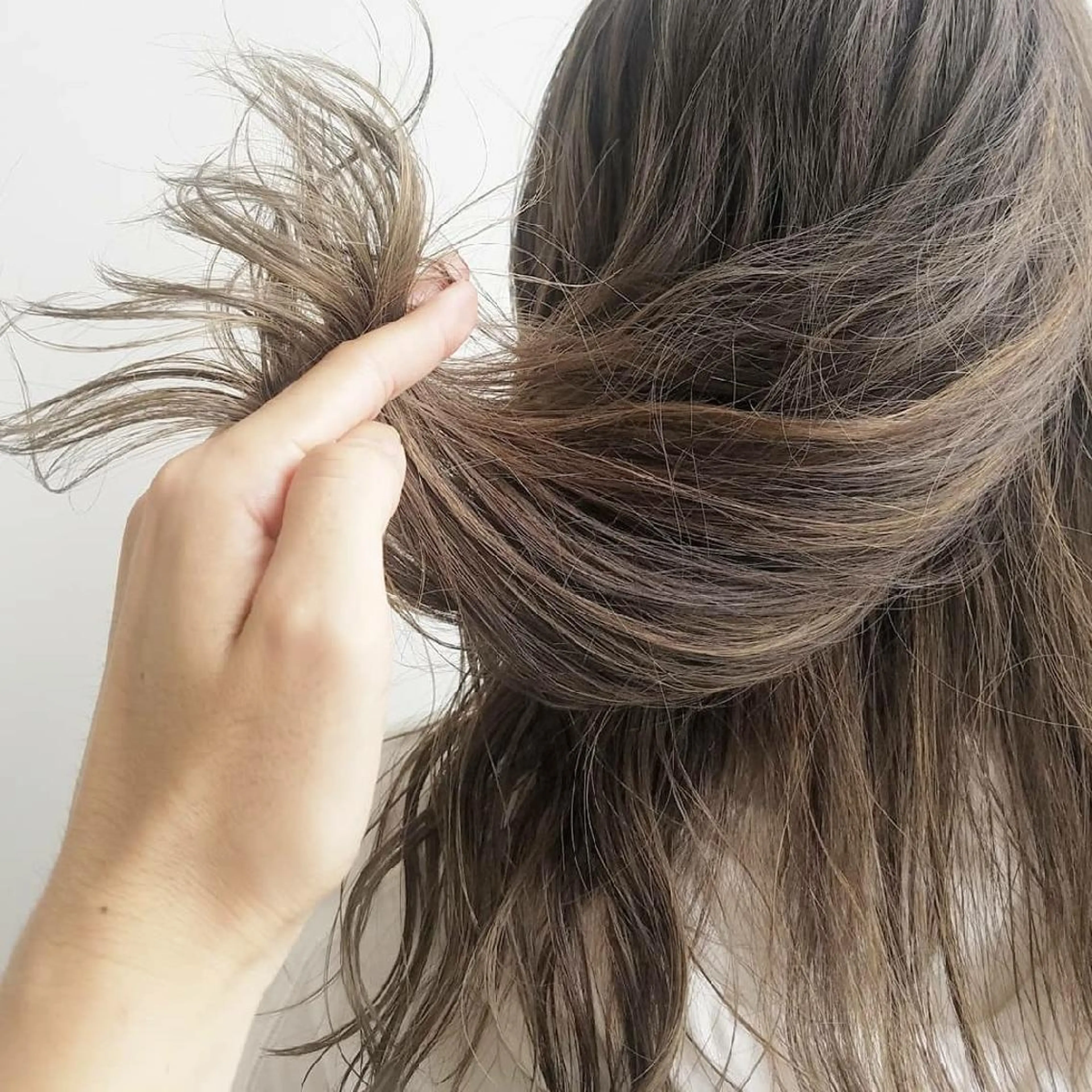 ミディアム カラー ヘアアレンジ アッシュ ハイライトカラー ミント ハイライト iplus まつげ、眉毛、耳つぼのマツエク・マツパデザイン