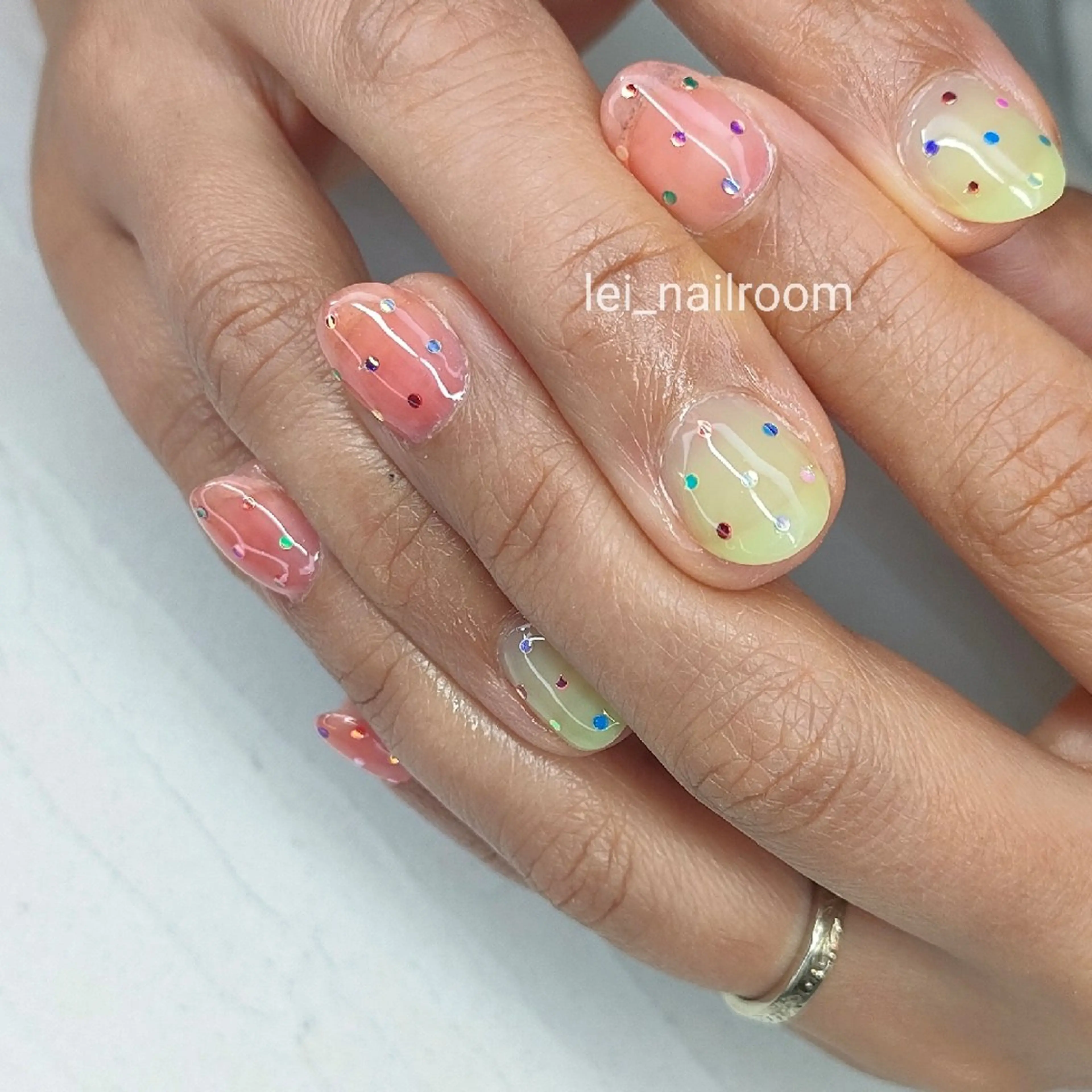 ネイル ドット ホログラムネイル lei🌼 nailroomのネイルデザイン