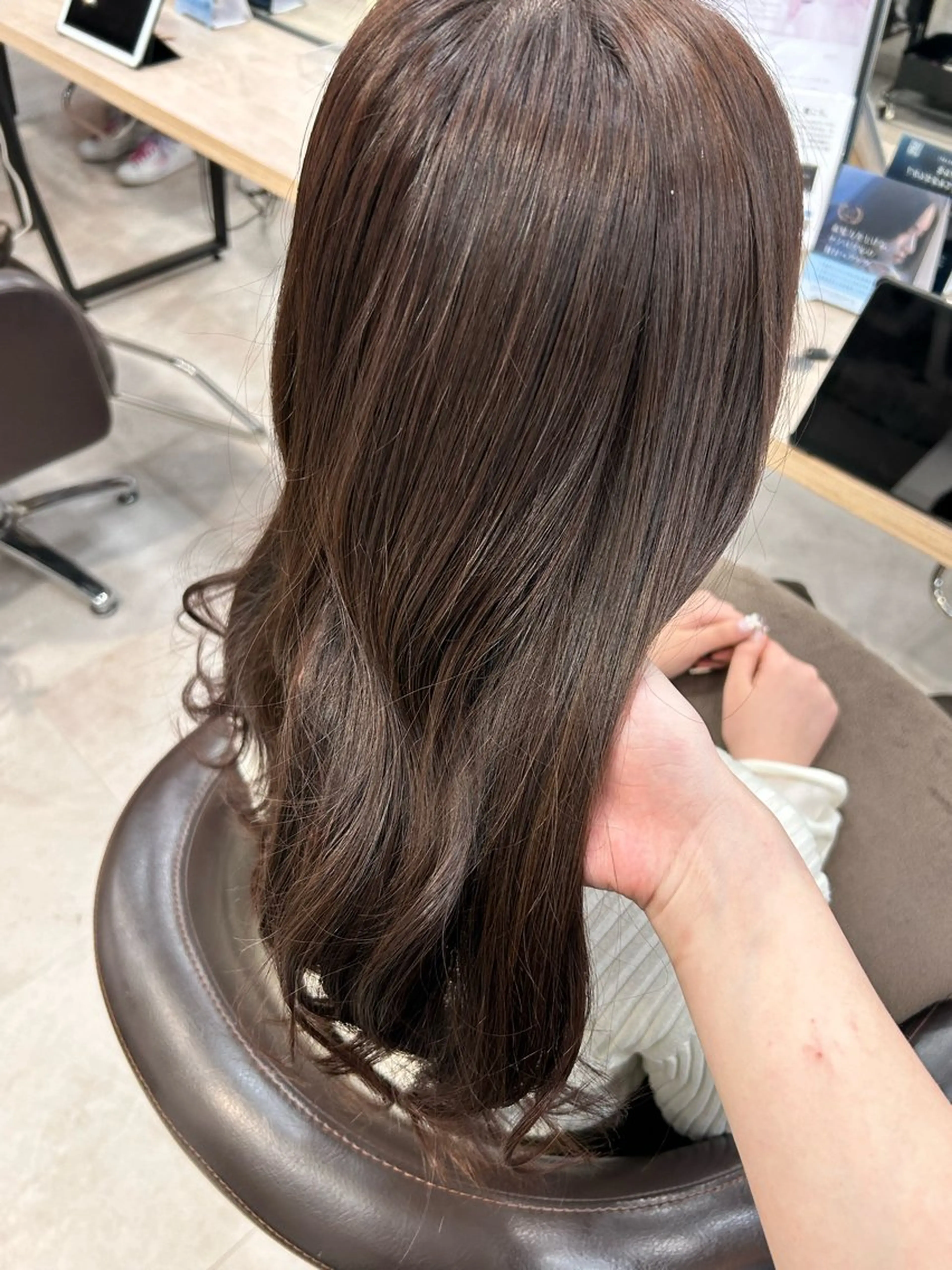 セミロング ヘアカラー 光を纏うツヤ感ロング Natsuki🤍のヘアスタイル